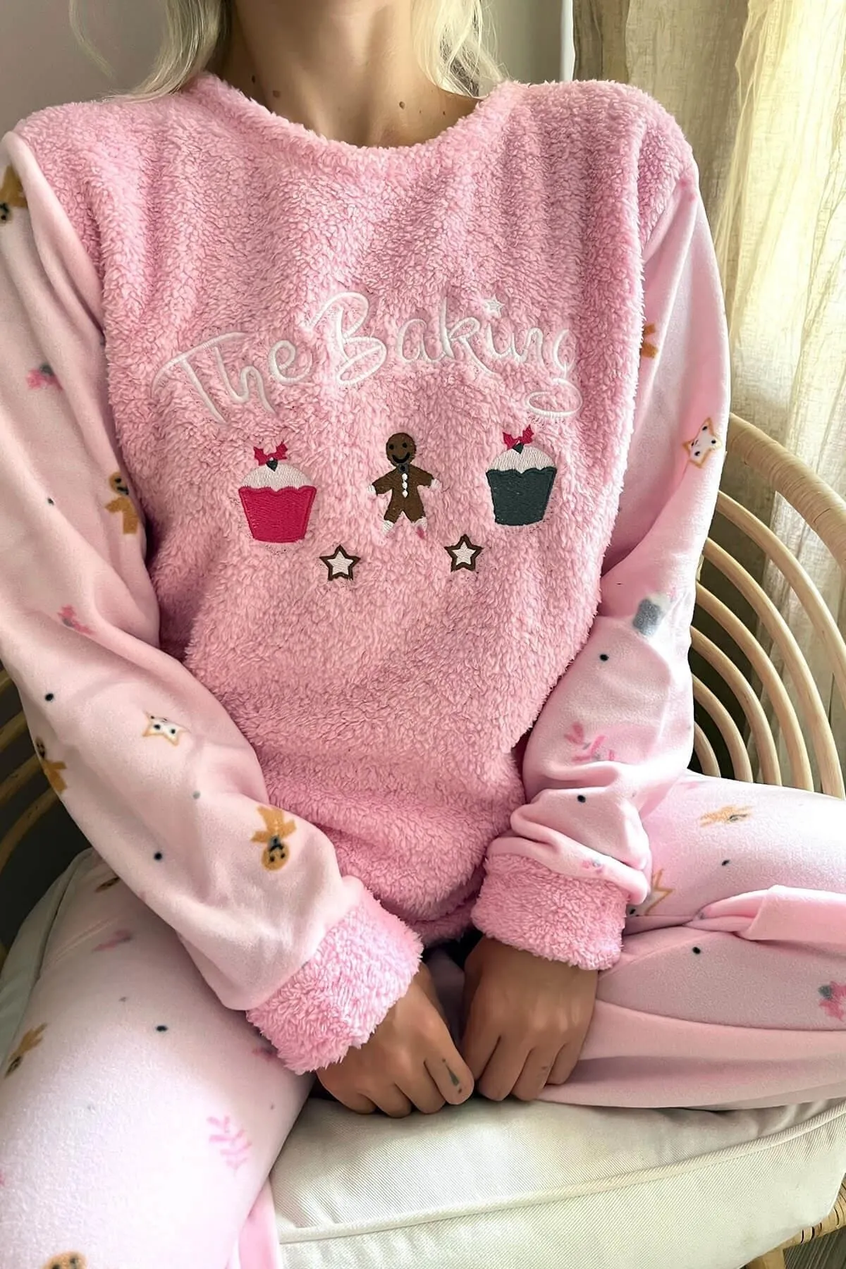 Pijamaevi  Plüsch-Pyjama-Set für Damen mit Backmuster in Staubrosa
