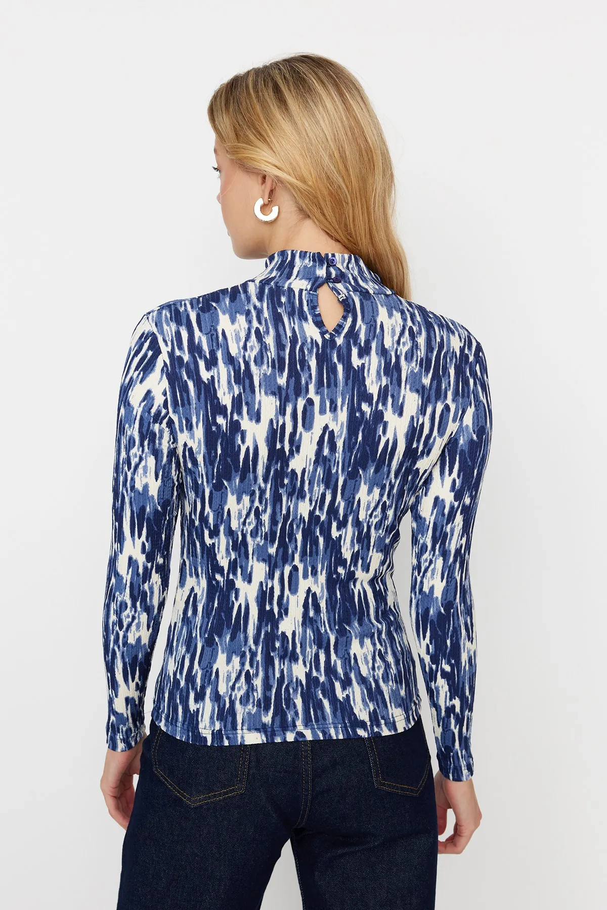 Trendyol Collection  Marineblauer bedruckter, taillierter, hochgeschlossener Langarmpullover/strukturierte Strickbluse TWOAW22BZ0256