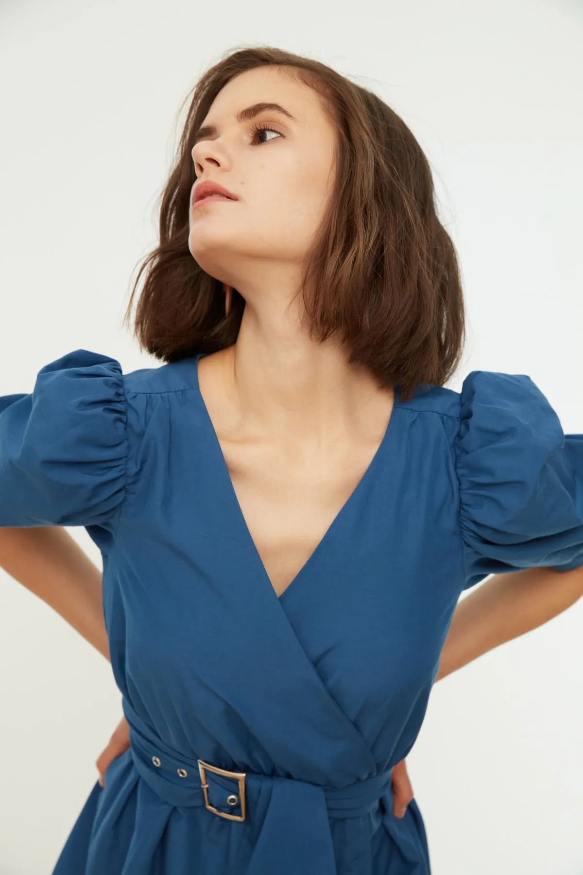 Trendyol Collection  Indigofarbenes, gewebtes Minikleid mit Gürtel und Öffnung an der Taille TWOSS20EL0619