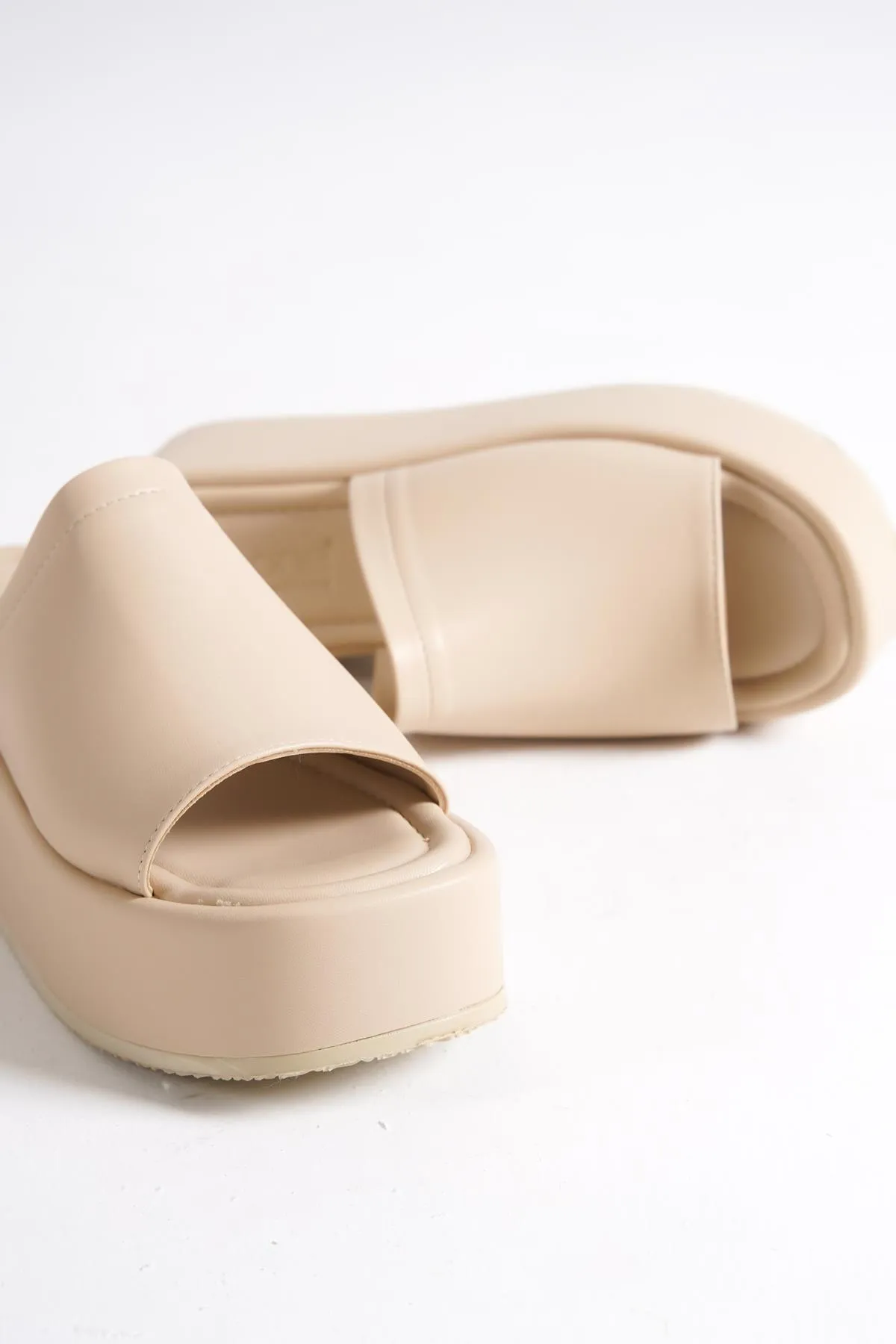 Capone Outfitters  Capone Damen-Sandalen mit einzelnem dicken Riemen und Keilabsatz in Beige