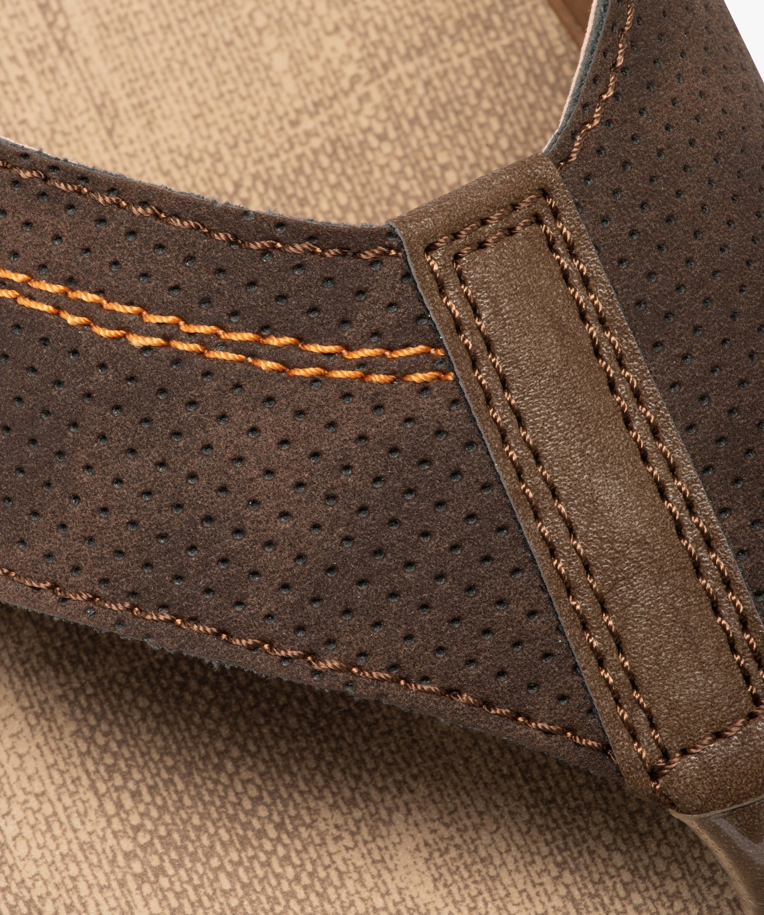 Tongs homme à semelle rembourrée et larges brides marron | GEMO