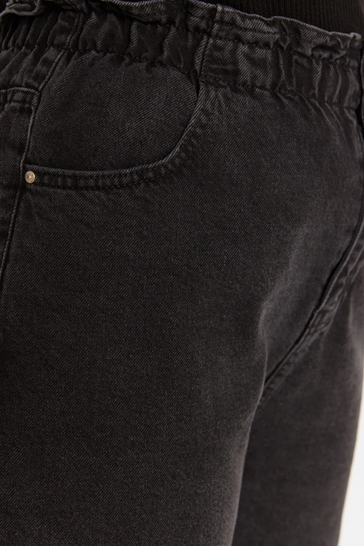 Trendyol Curve  Anthrazitfarbene Mom-Jeans mit hoher Taille und elastischem Bund TBBSS22JE00009