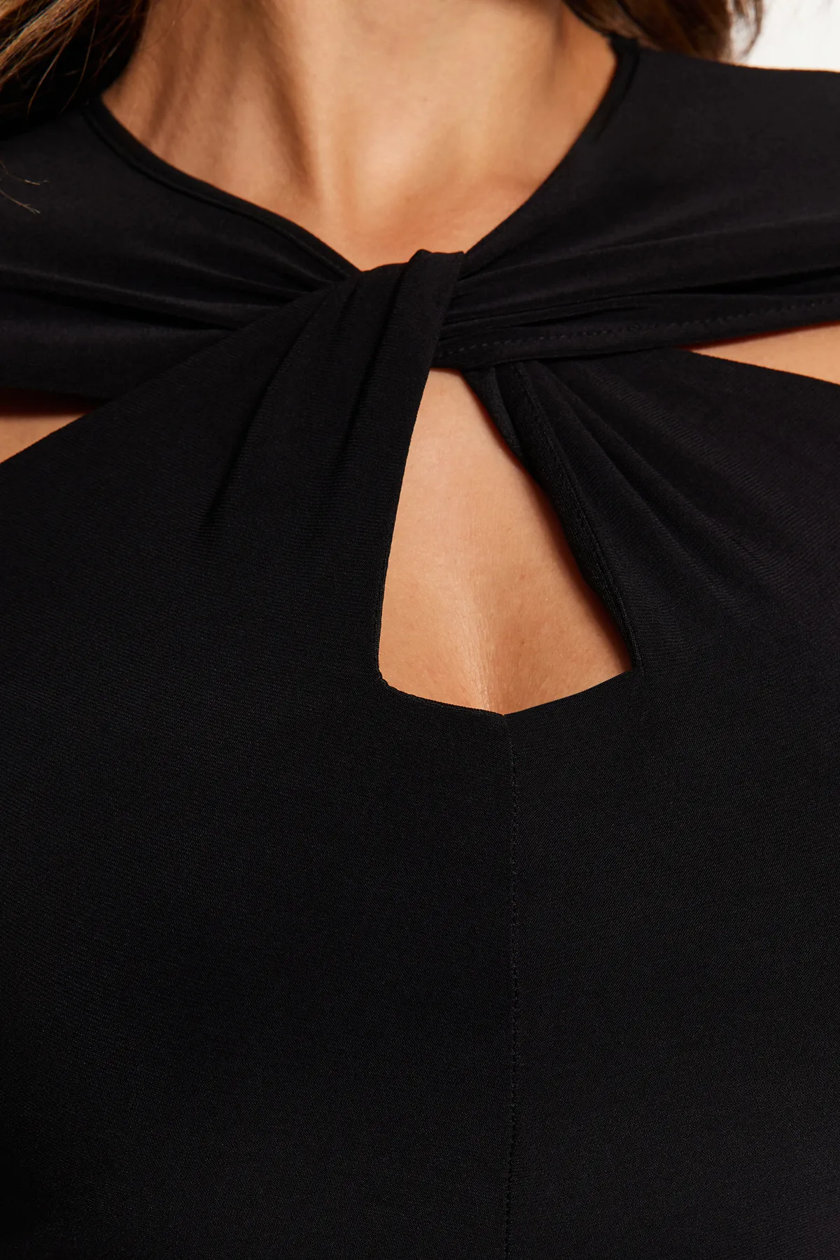 Trendyol Collection  Schwarzer, taillierter/körperbetonter Stretch-Strickbody mit Cut-Outs und Raffung und Druckknöpfen TWOAW22BD0047