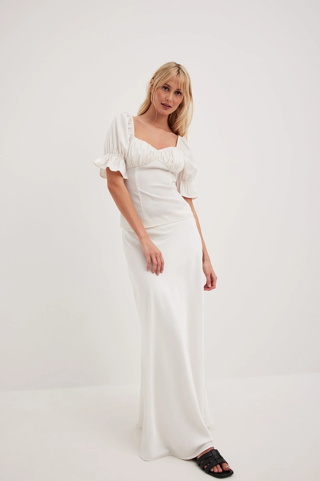 Enganliegendes Satin-Top mit kurzen Ärmeln