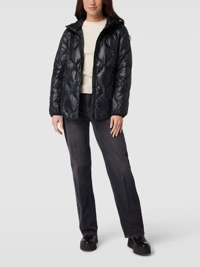 Steppjacke mit seitlichen Eingrifftaschen in schwarz