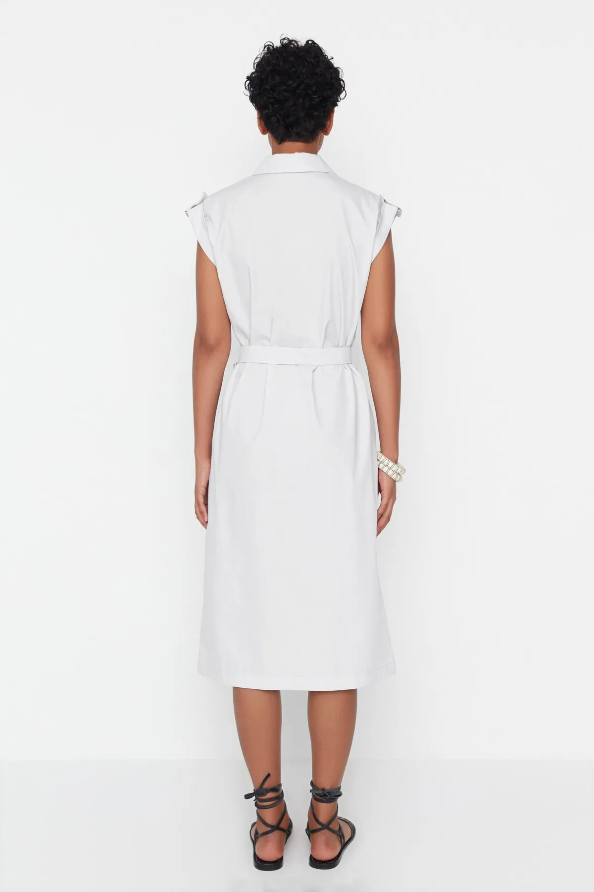 Trendyol Collection  Ecrufarbenes, gewebtes Midi-Hemdkleid mit Gürtel TWOAW23EL00339