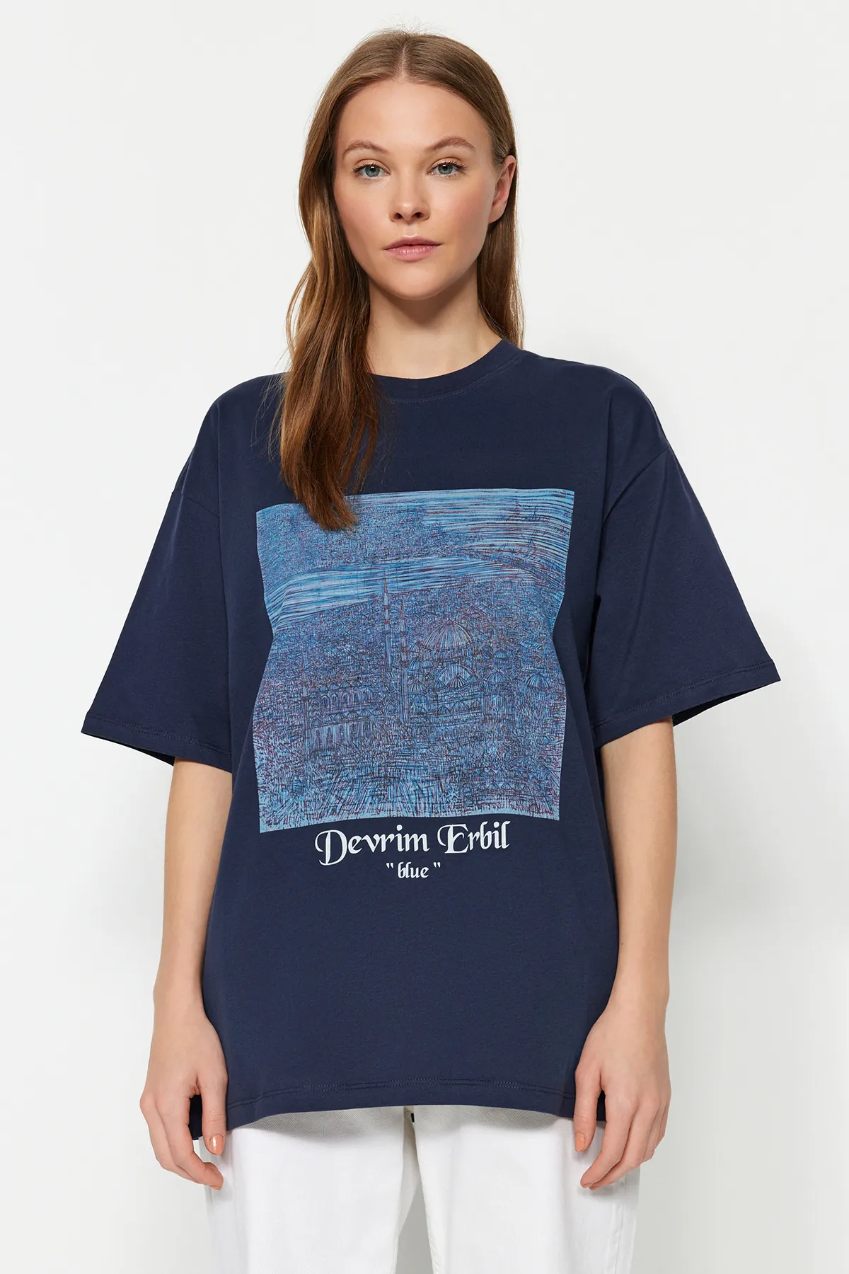 Trendyol Collection  Marineblaues, übergroßes, gestricktes Unisex-T-Shirt mit Devrim-Erbil-Aufdruck TWOSS24TS00017
