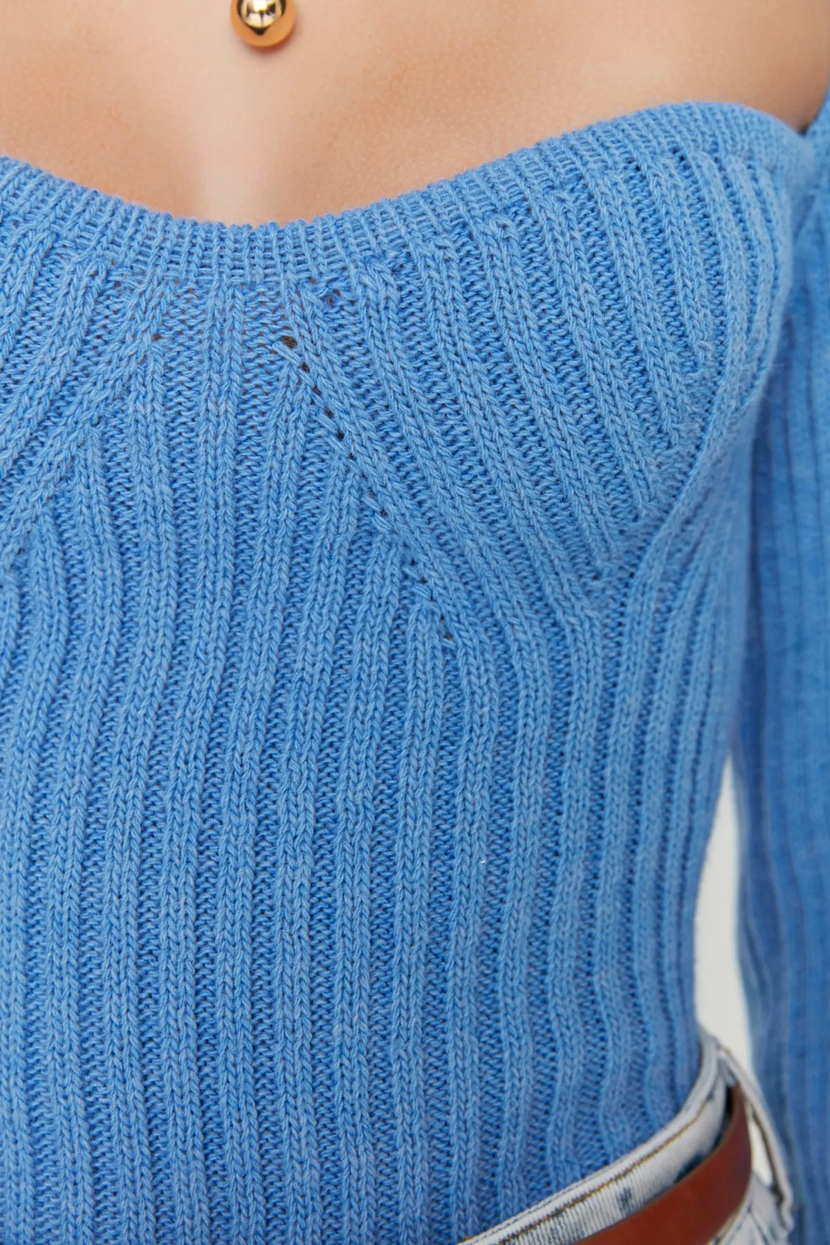 Trendyol Collection  Blauer kurzer Strickpullover mit Herzkragen TWOAW22KZ1760
