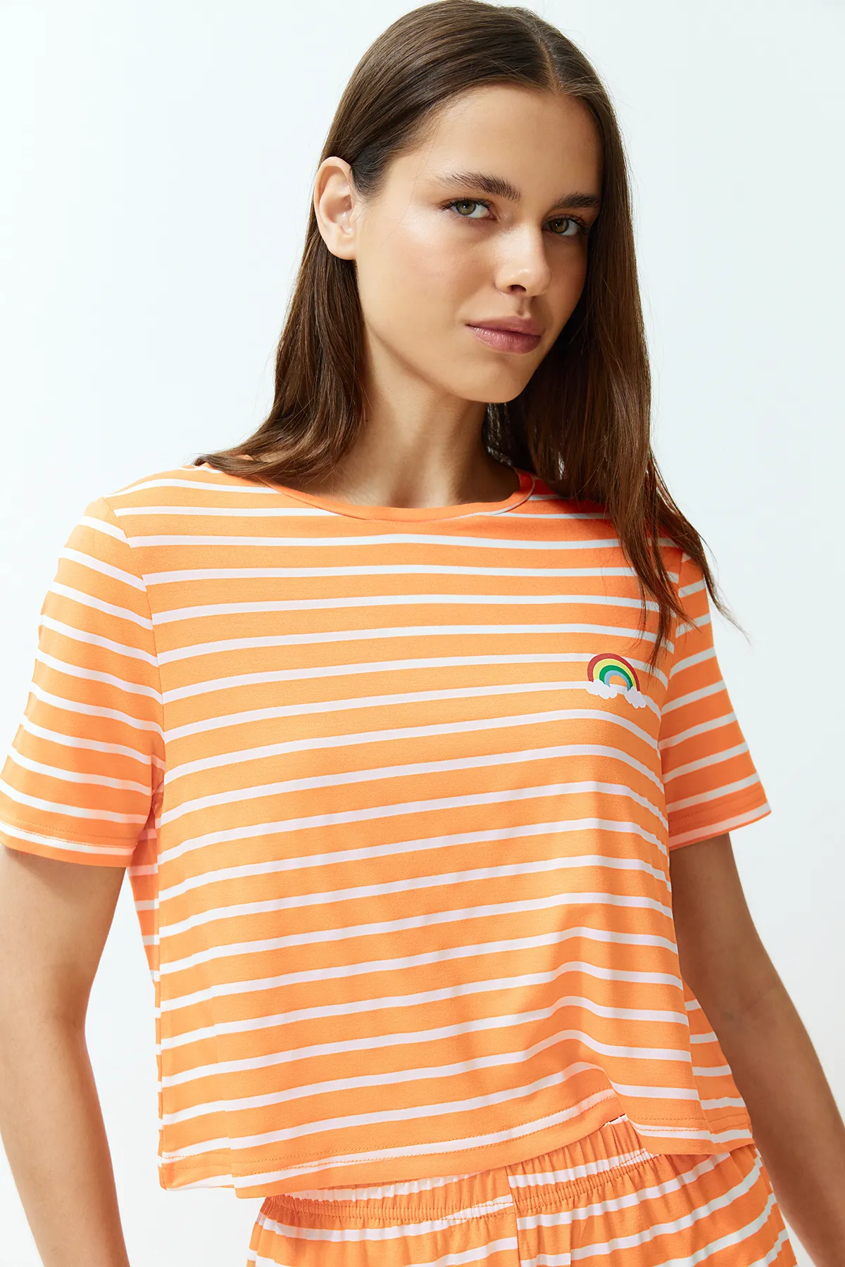 Trendyol Collection  Orangefarbenes Pyjama-Set aus T-Shirt und Shorts mit Regenbogen-Aufdruck THMSS20PT0230
