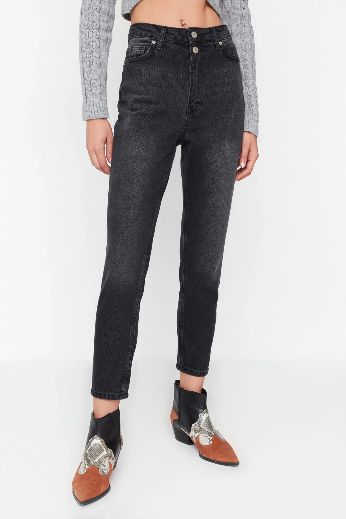 Trendyol Collection  Schwarze Mom-Jeans mit zwei Knöpfen und hoher Taille TWOSS21JE0153
