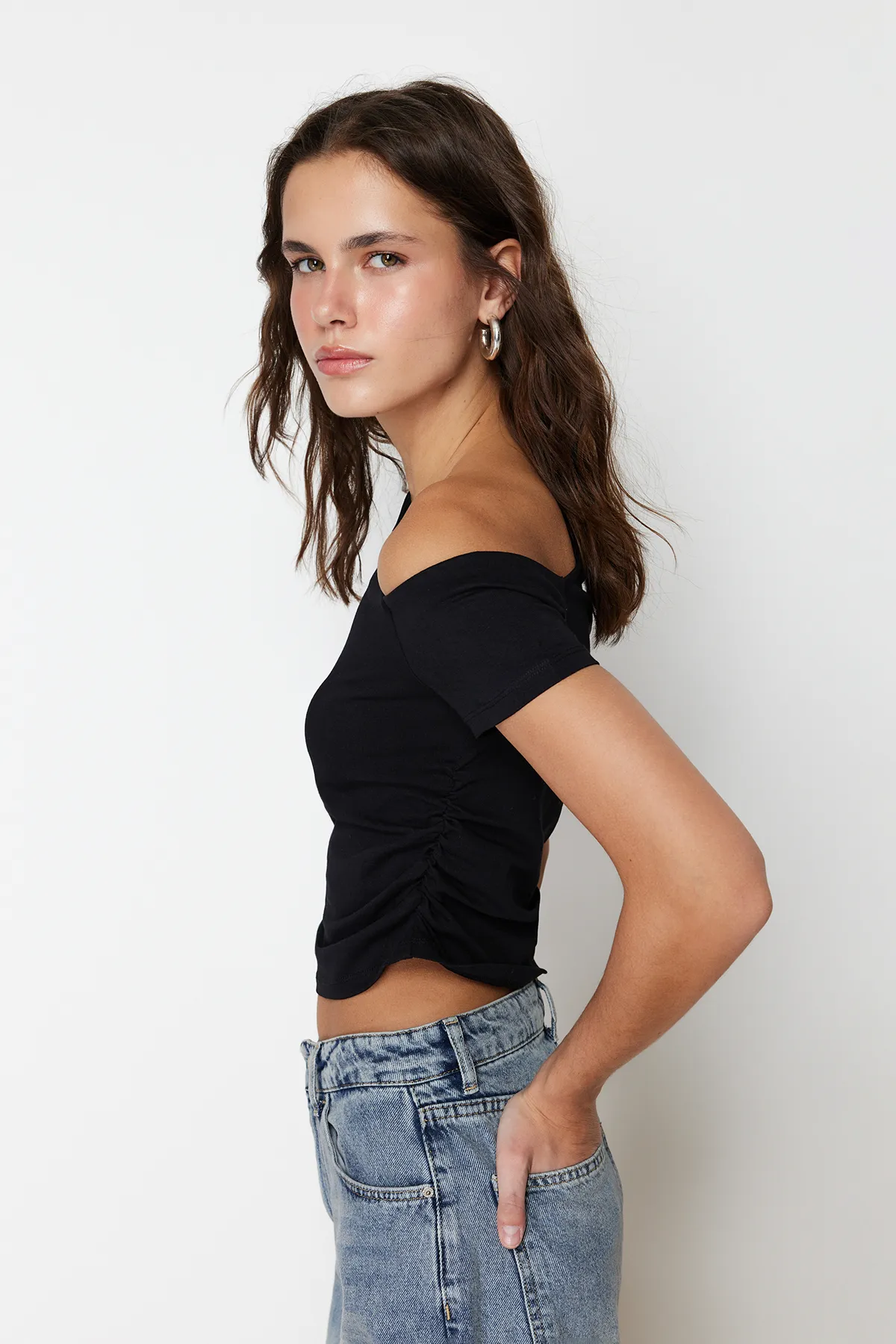Trendyol Collection  Schwarze, geraffte, dehnbare Strickbluse mit asymmetrischem Kragen TWOSS24BZ00073
