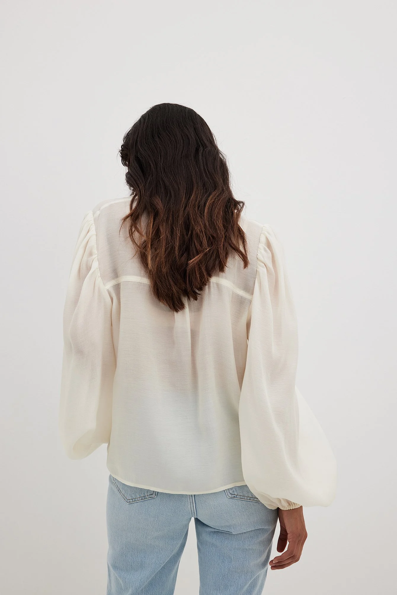 Bluse mit voluminösen Ärmeln und Knopfldetail