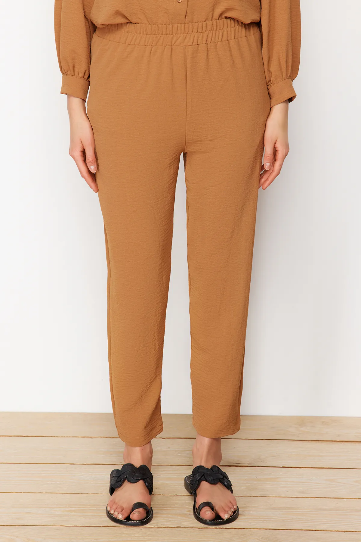 Trendyol Modest  Dunkelbeiges gewebtes Hemd-Hosen-Set mit Ärmeldetails TCTSS21AU0241