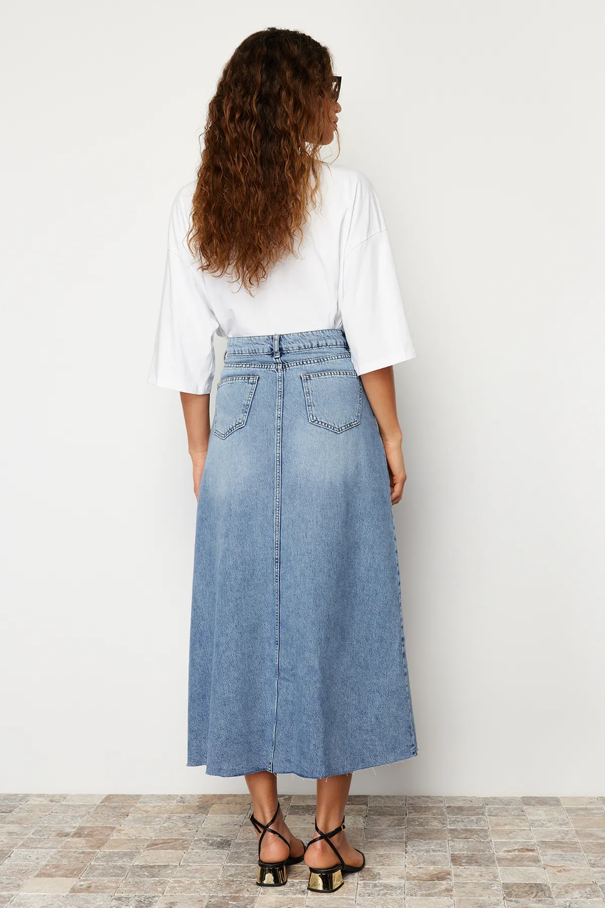 Trendyol Collection  Blauer Volant-Näh-detaillierter Maxi-Jeansrock mit hoher Taille TWOSS24ET00012