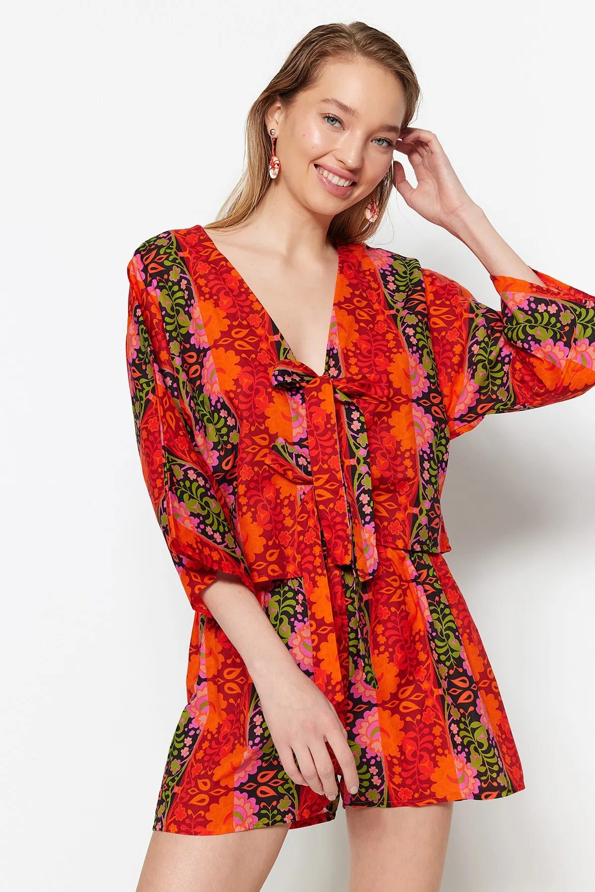 Trendyol Collection  Gewebtes, geblümtes Set aus Bluse und Shorts aus 100 % Baumwolle mit Blumenmuster TBESS22AU0086
