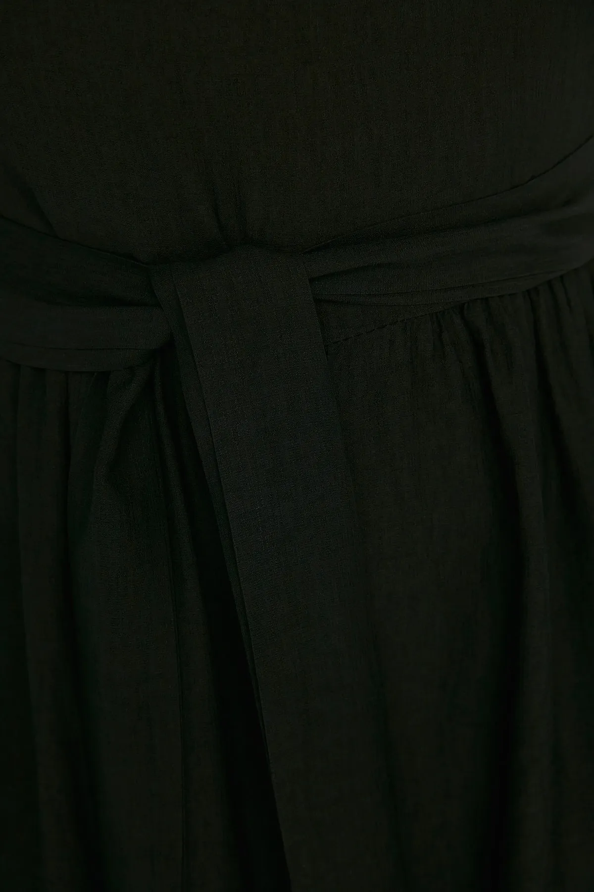 Trendyol Modest  Schwarzer gewebter Overall mit Gürtel und Kragen TCTSS22TU0049