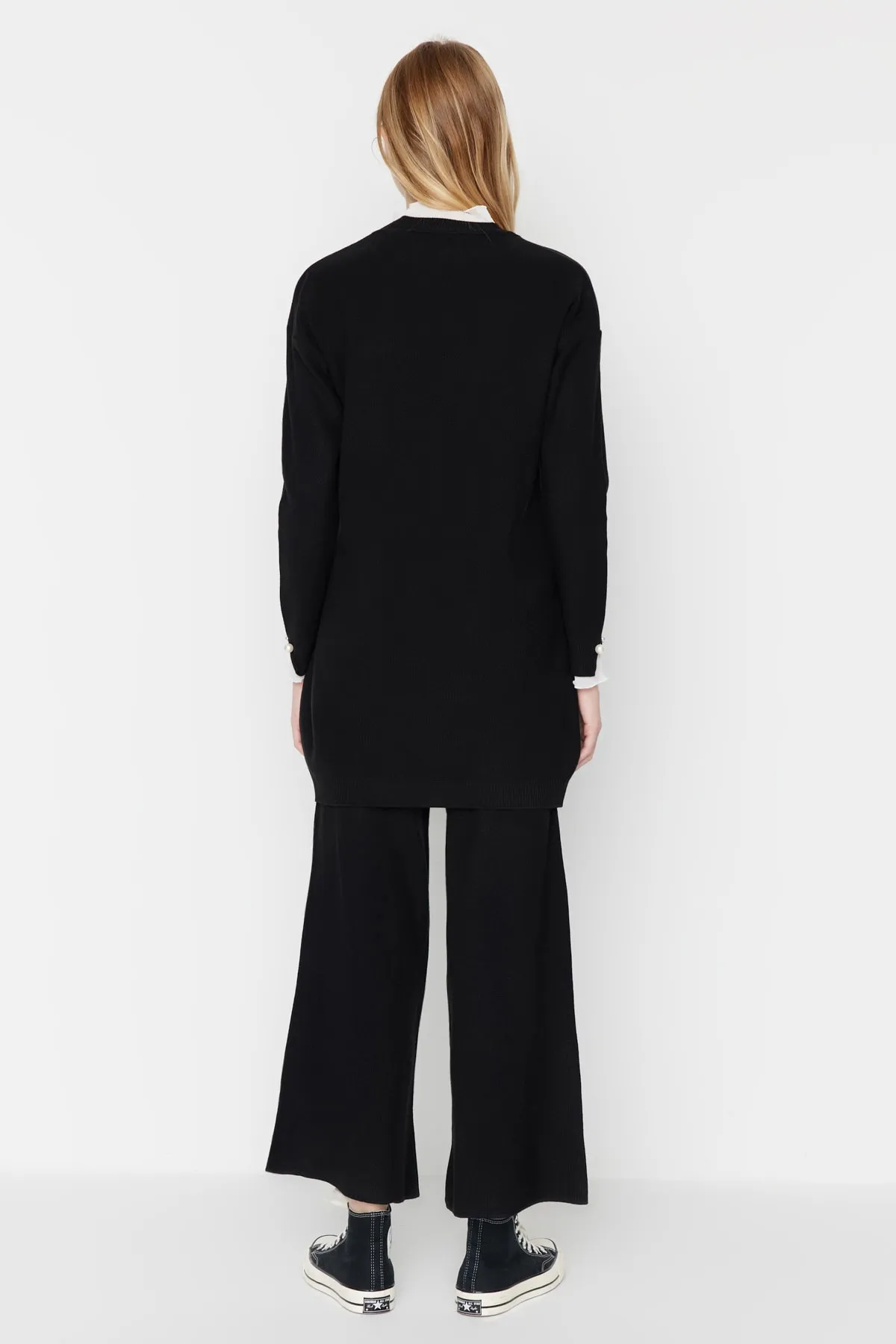 Trendyol Modest  Schwarzer Strickanzug mit Pullover- und Hosenteil und Perlenbesatz und Tülldetail TCTAW23US00088