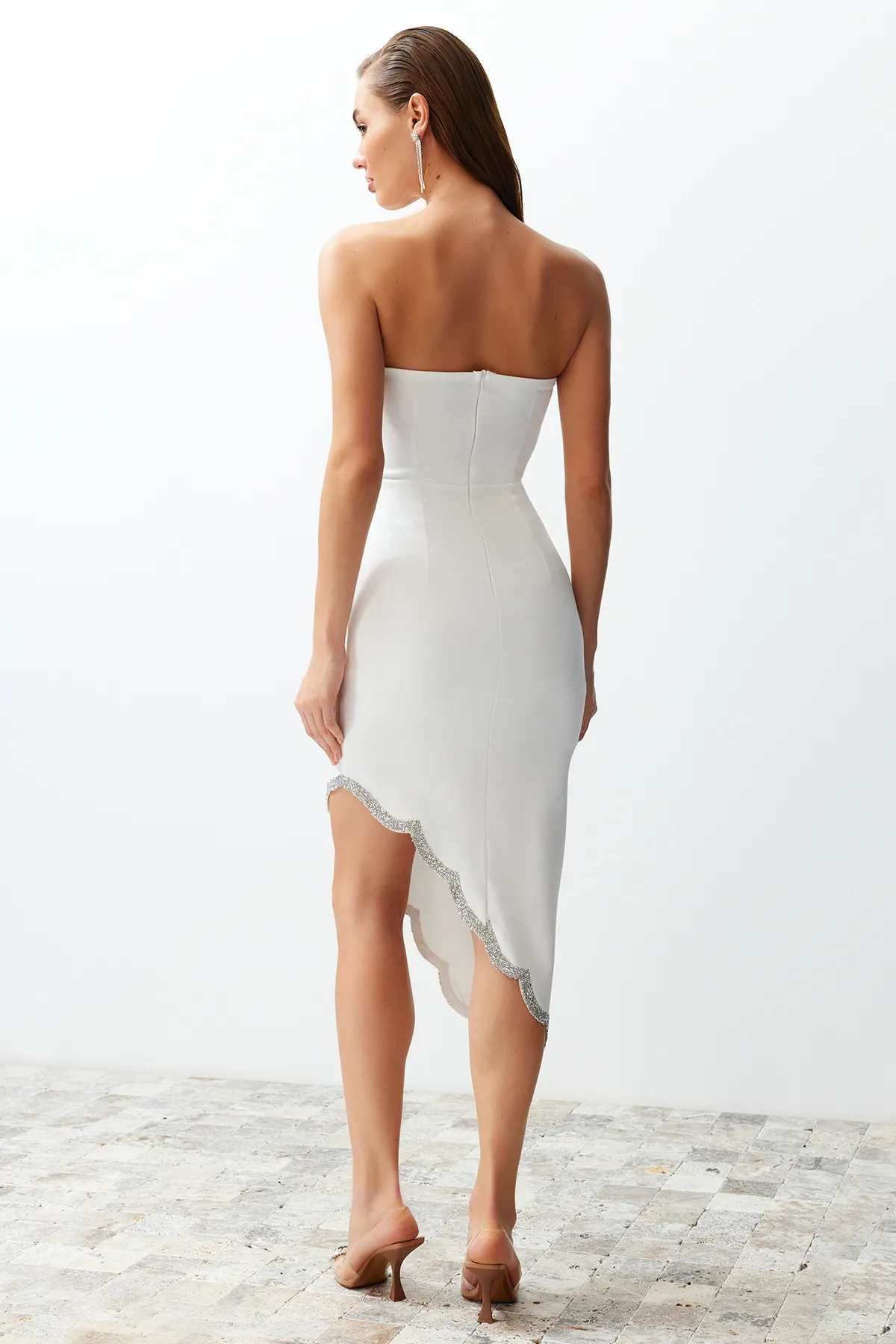 Trendyol Collection  Weißes, glänzendes, juwelenbesetztes Hochzeits-/Nikah-Elegantes Abendkleid TPRSS24EL00012
