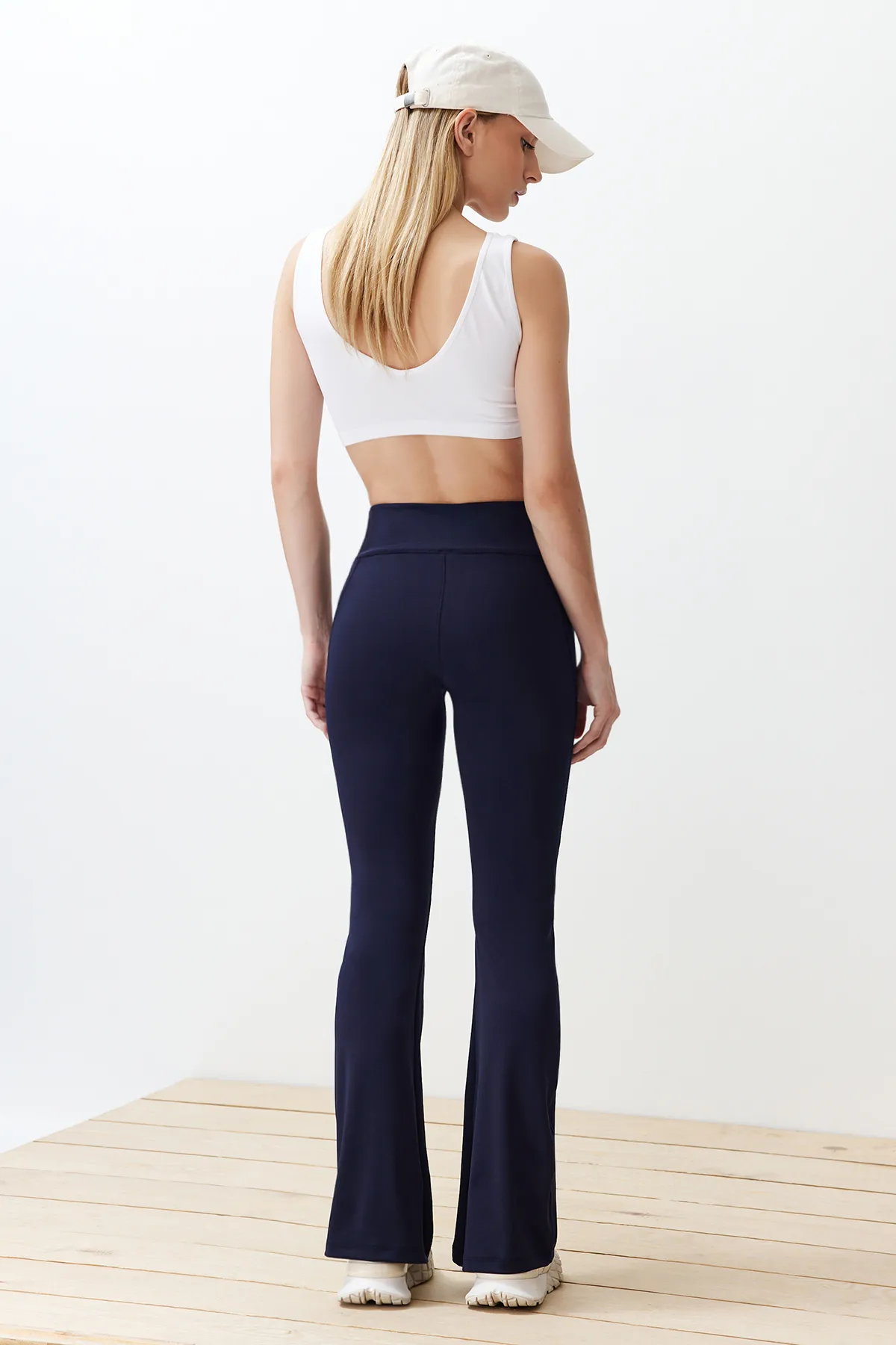 Trendyol Collection  Marineblaue, gestrickte Sport-Jogginghose aus Scuba/Tauchstoff mit entspannter Passform und spanischem Bein THMSS24EA00000