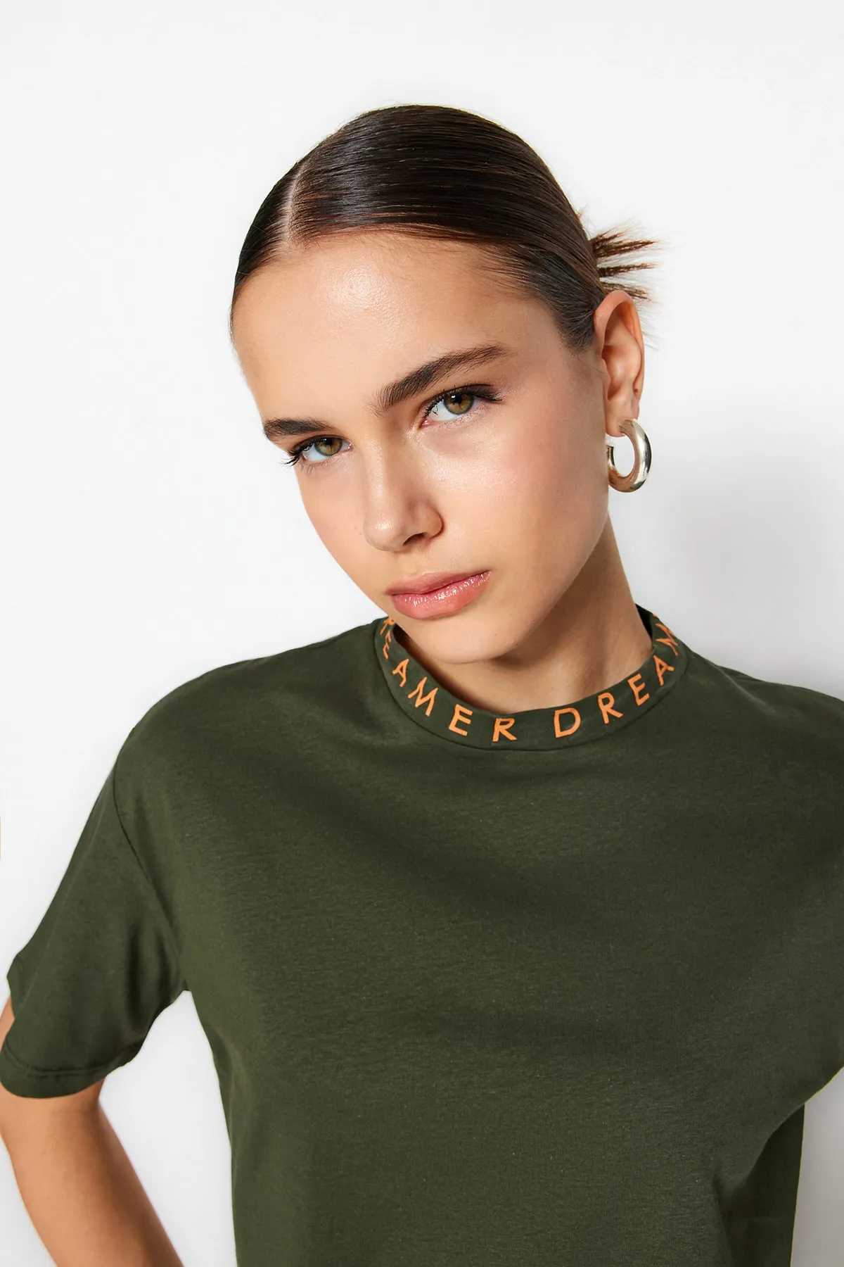 Trendyol Collection  Grünes Basic-Strick-T-Shirt aus 100 % Baumwolle mit Slogan-Print und Stehkragen TWOAW20TS0099