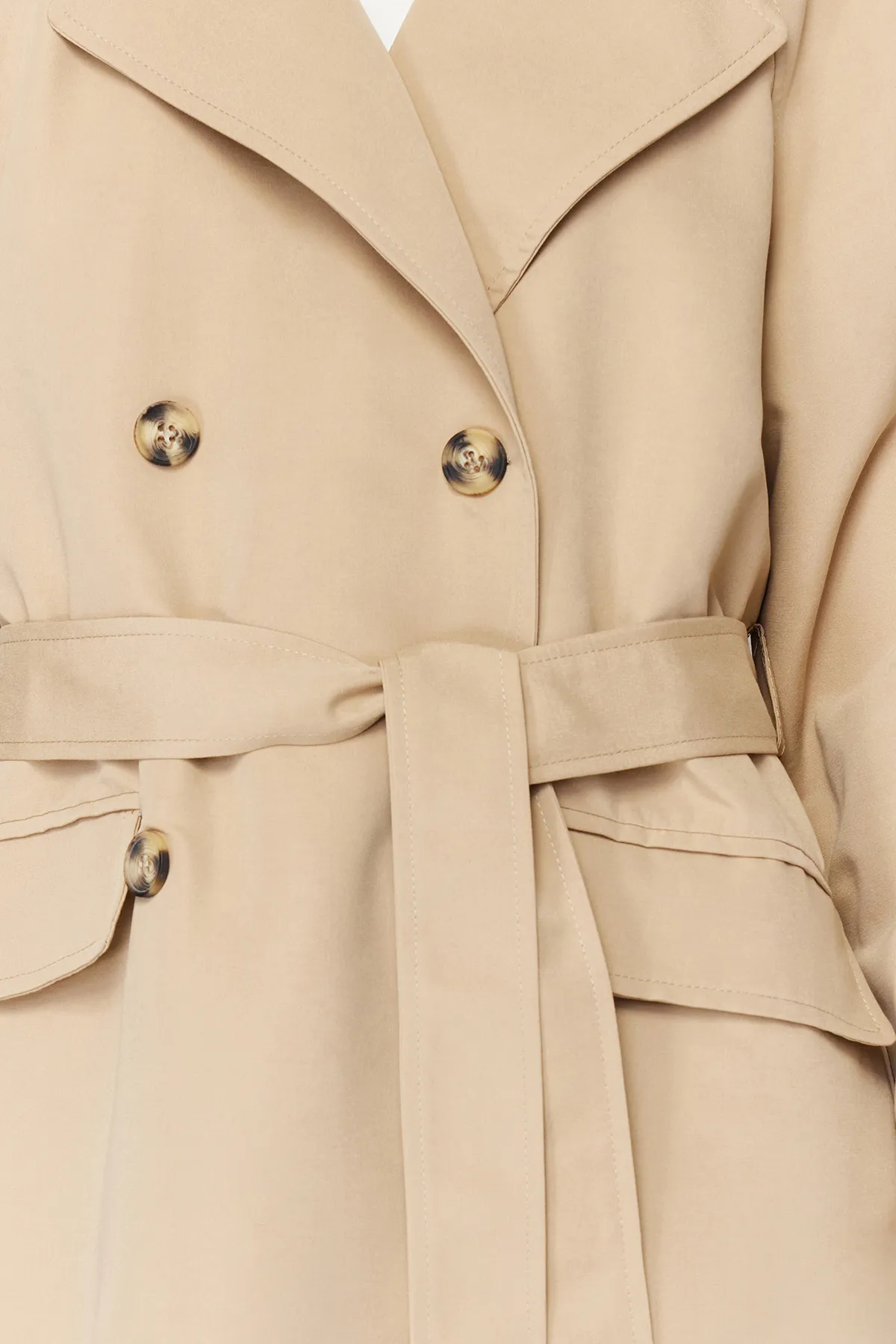Trendyol Collection  Beiger Oversize-Trenchcoat mit weitem Schnitt und Gürtel TWOAW24TR00022