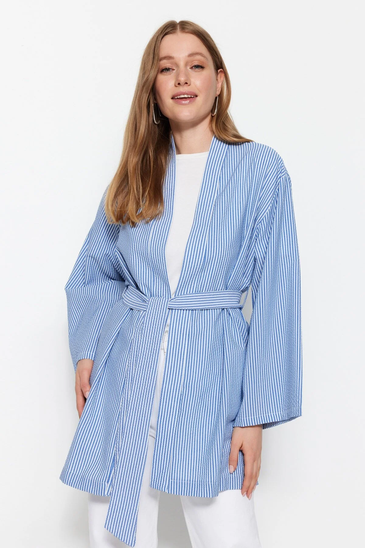 Trendyol Modest  Blauer, gewebter, gestreifter Seersucker-Kimono und -Kaftan mit Gürtel TCTSS23KK00001