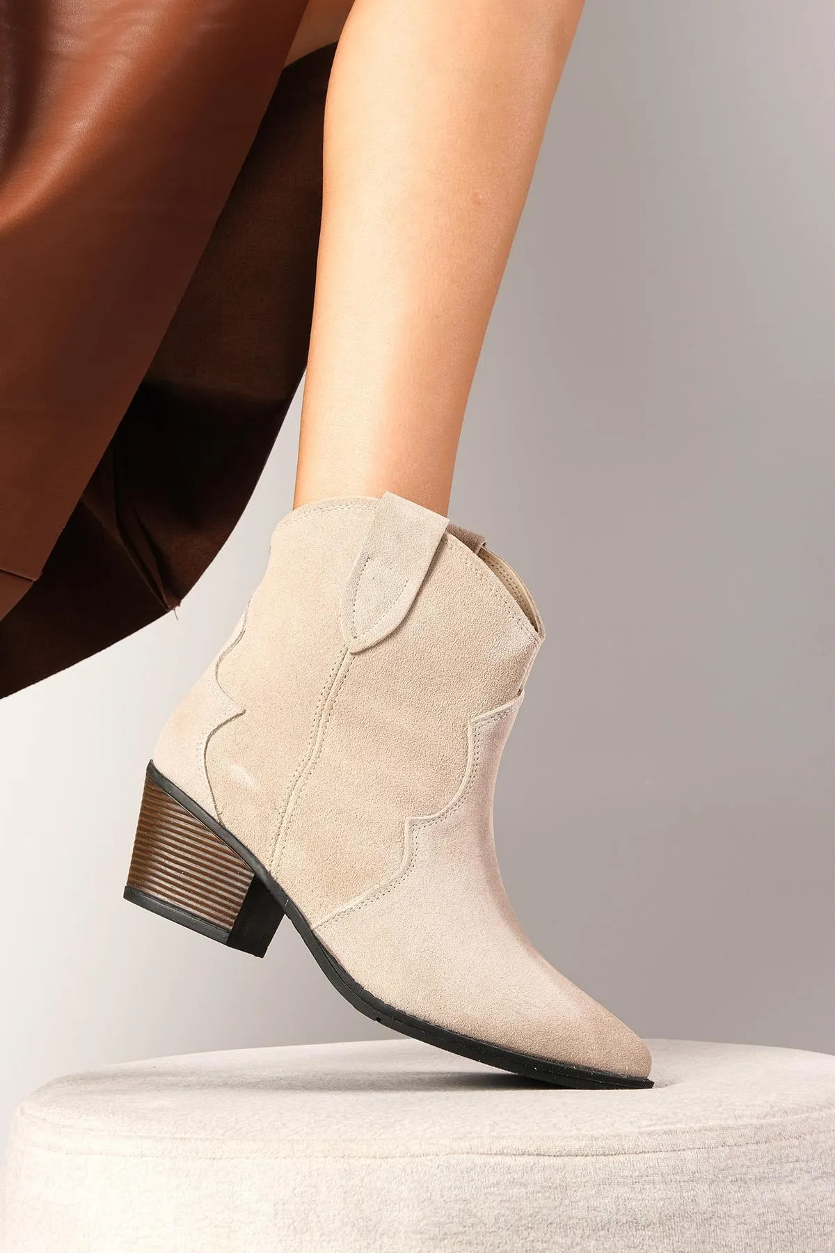 Mio Gusto  Echtes Wildleder Beige Farbe Damen Cowboy Stiefel