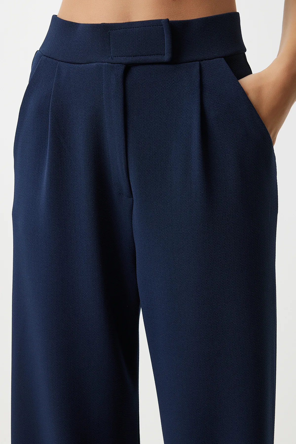 Happiness İstanbul  Bequeme gewebte Damenhose in Marineblau mit Klettverschluss an der Taille RV00150