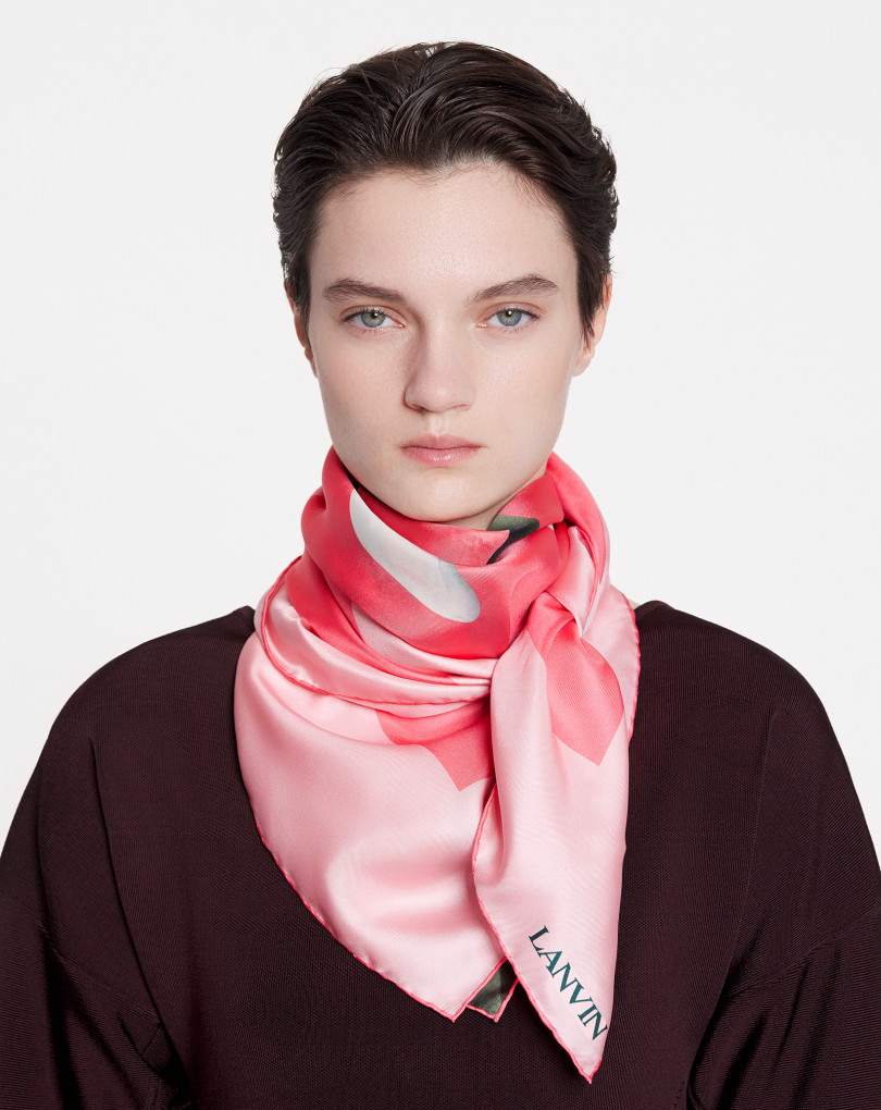 CARRE IMPRIME FLEUR EN SOIE