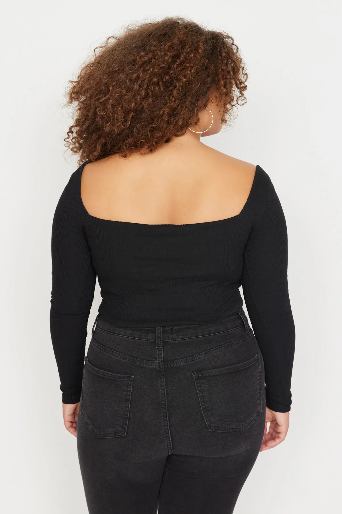 Trendyol Curve  Schwarze, taillierte Strickbluse mit Paspelierung TBBAW23AF00118