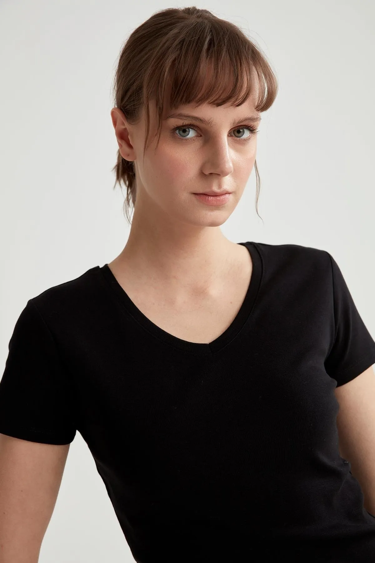 DeFacto  Schmal geschnittenes Basic-Kurzarm-T-Shirt aus 100 % Baumwolle mit V-Ausschnitt