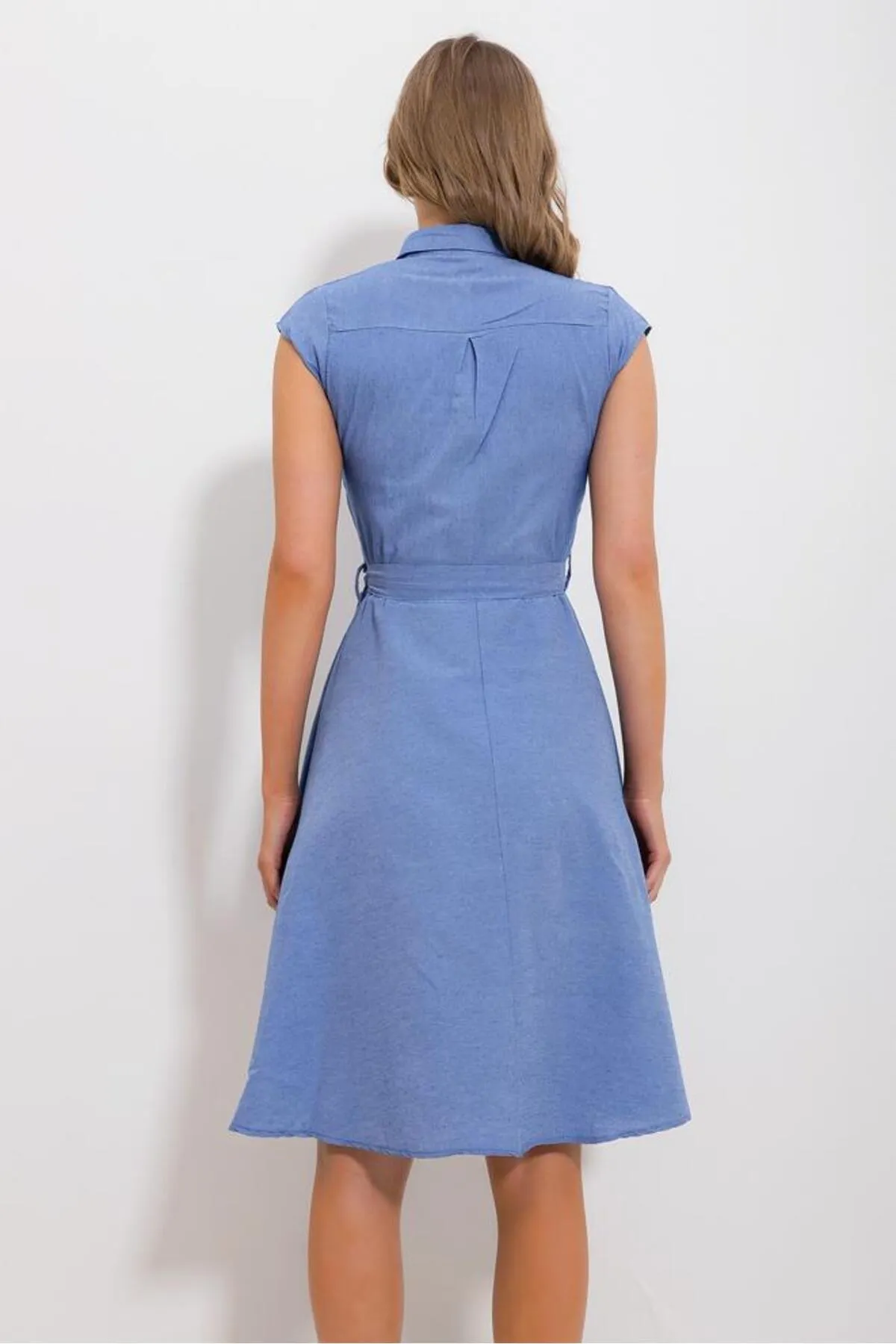 Trend Alaçatı Stili  Blaues ärmelloses Hemdkleid aus Leinengewebe für Damen ALC-X6056