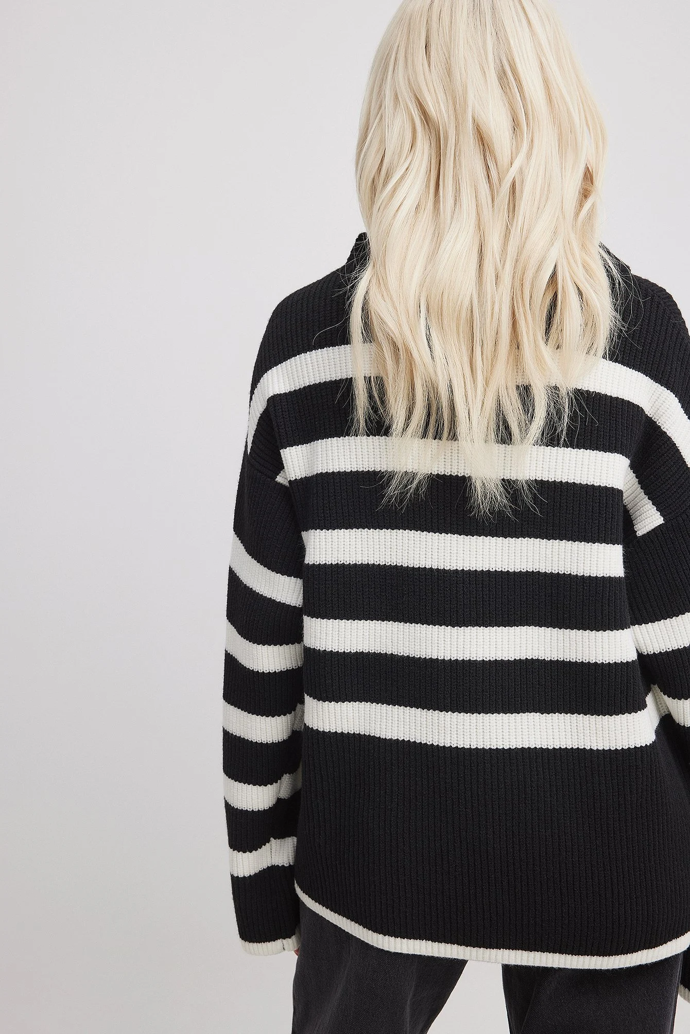 Gestreifter Rollkragenpullover aus Strick