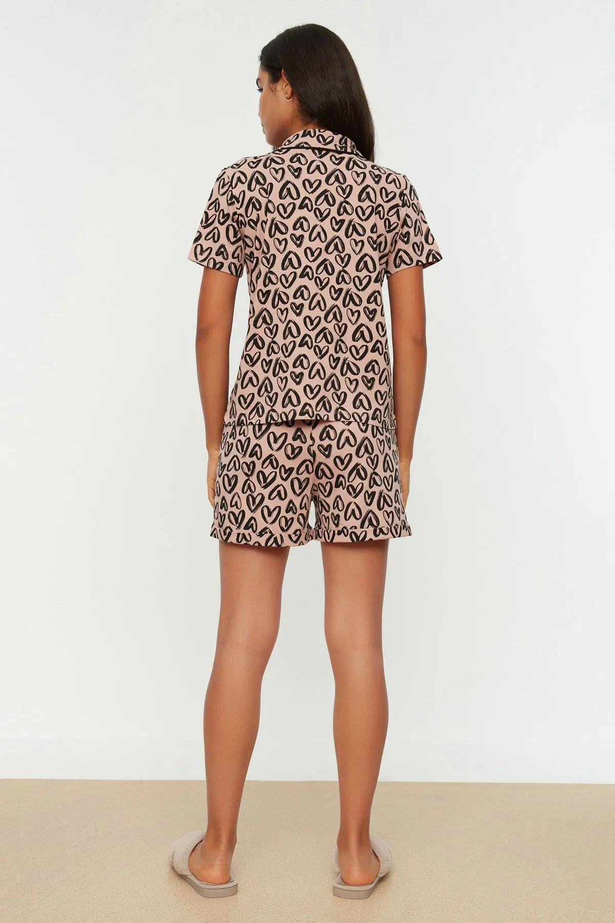 Trendyol Collection  Mehrfarbiges Pyjama-Set aus Baumwollhemd und -shorts mit Herzmuster THMSS21PT0612