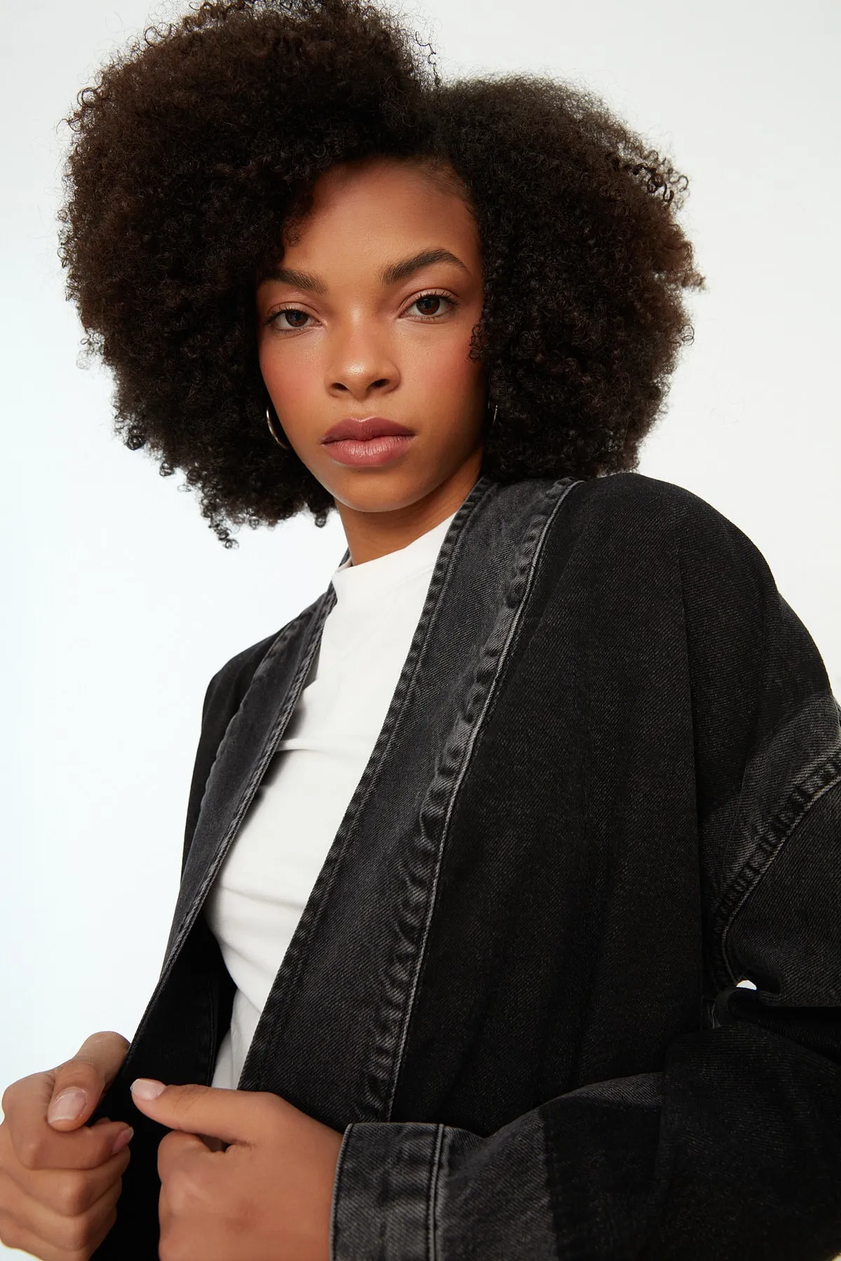 Trendyol Collection  Anthrazitfarbene, übergroße Jeansjacke mit Farbblock und Gürtel TWOSS21CE0186