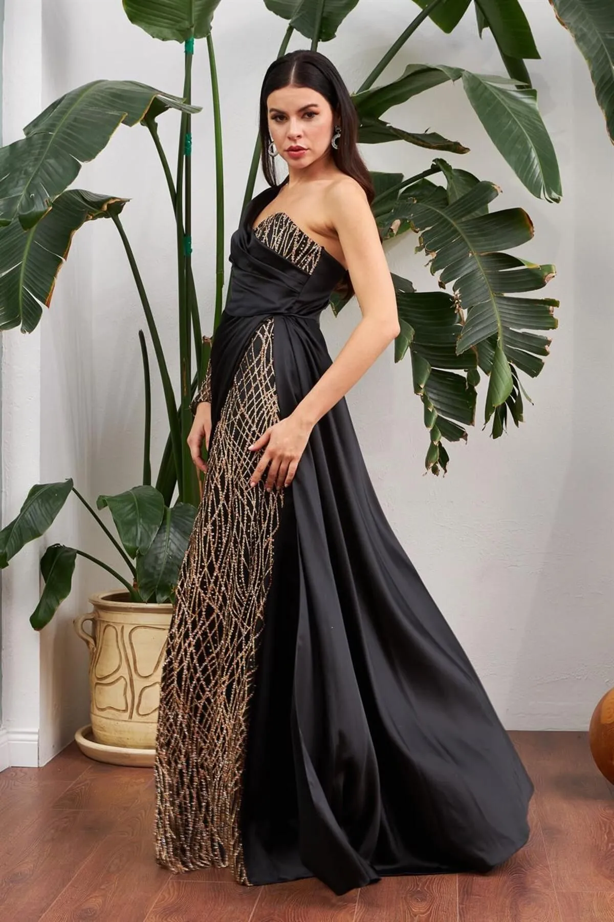 Carmen  Langes Abendkleid aus schwarzem Satin mit One-Shoulder-Schlitz