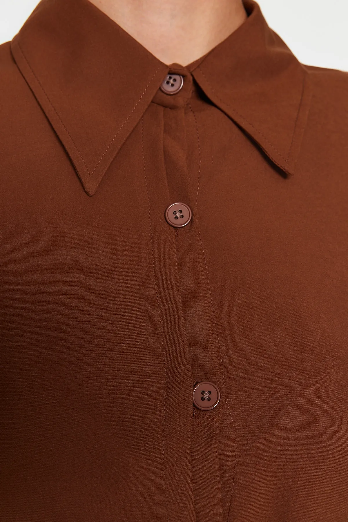 Trendyol Collection  Braunes, gerade geschnittenes, gewebtes Midi-Hemdkleid mit Gürtel TWOAW24EL00504