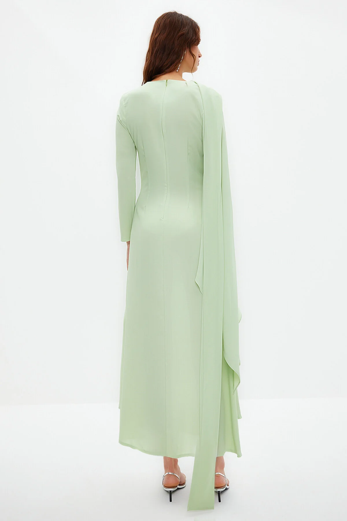 Trendyol Modest  Hellgrünes, detailliertes Abendkleid mit Schal TCTSS24DB00036