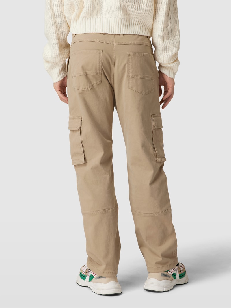 Cargohose mit aufgesetzten Pattentaschen in beige