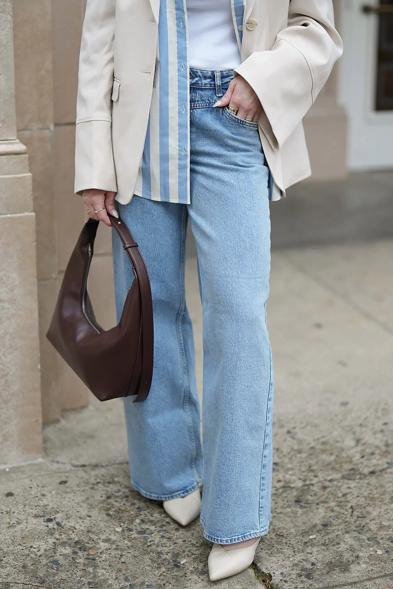 Weite Jeans mit niedriger Taille und Nahtdetails