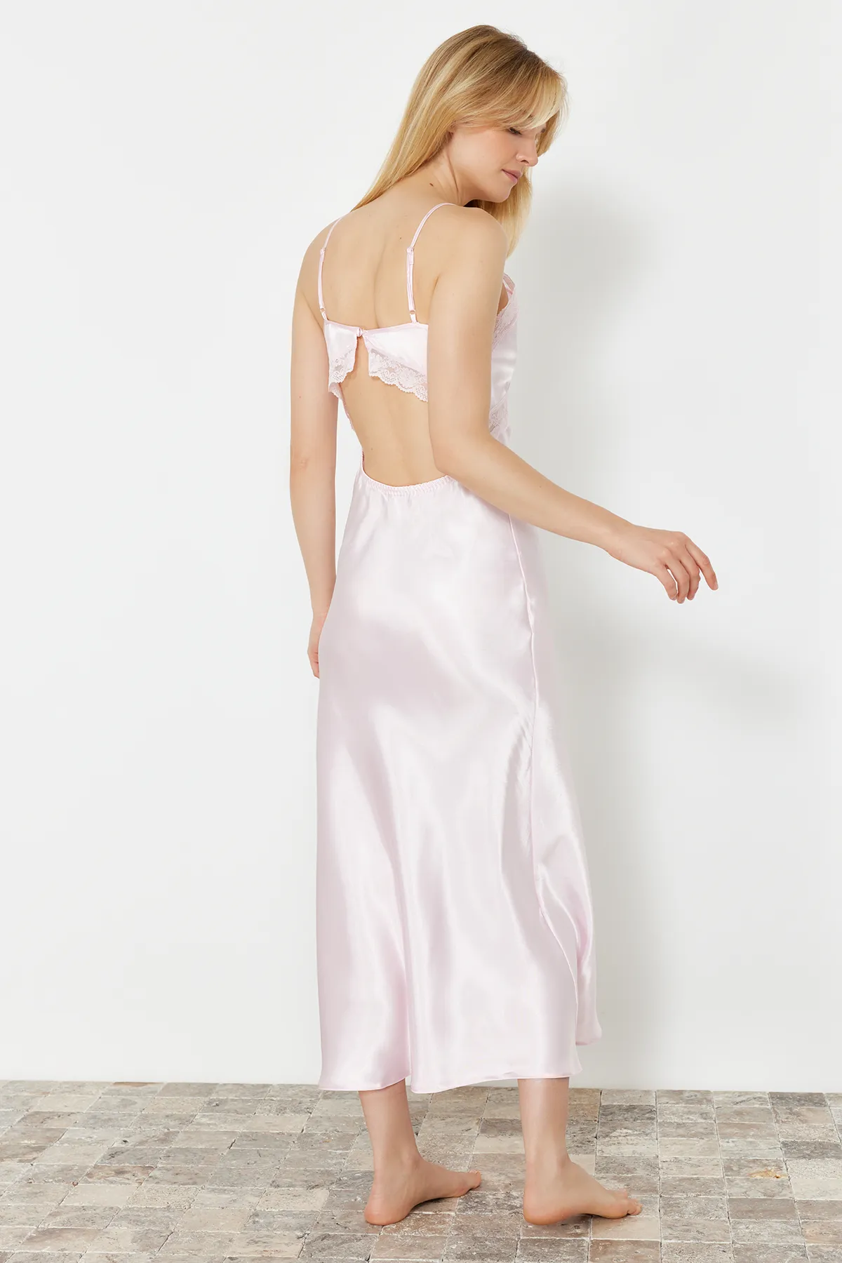 Trendyol Collection  Nachthemd aus gewebter rosa Spitze aus Satin – Seilriemen THMSS24GC00003