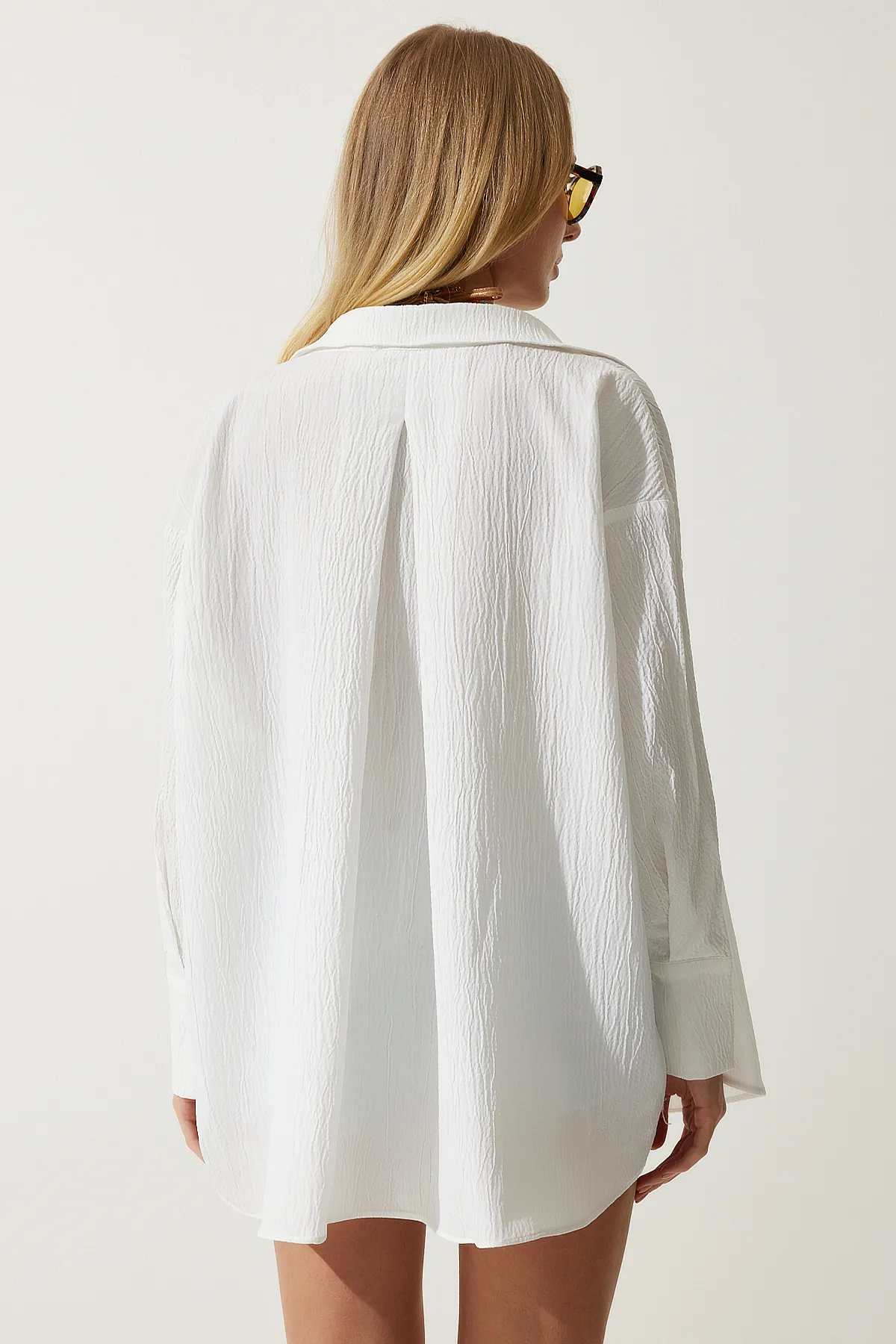 Happiness İstanbul  Weißes Oversize-Crinkle-Hemd für Damen WF00052