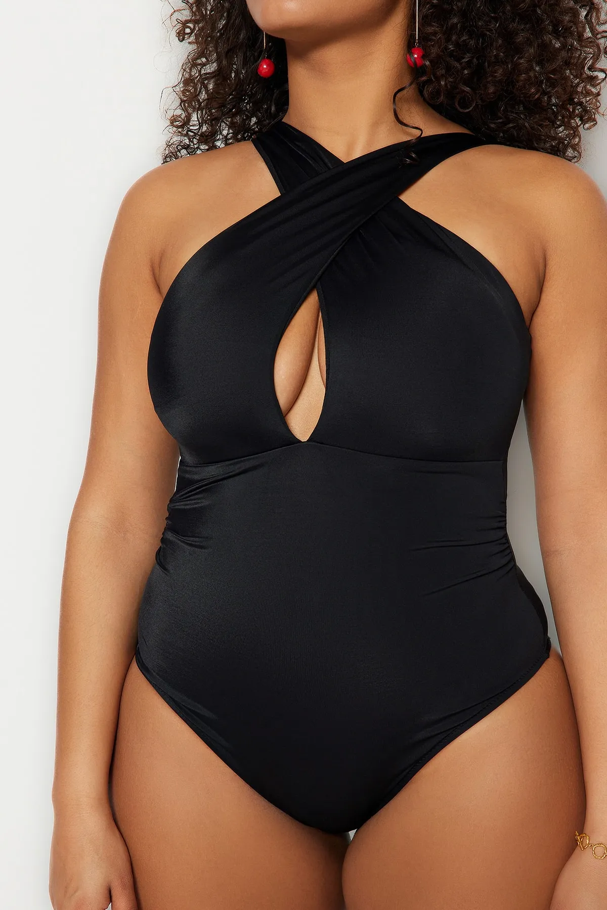 Trendyol Curve  Schwarzer Badeanzug mit tiefem V-Ausschnitt und Kreuzschnürung TBSSS23AM00023