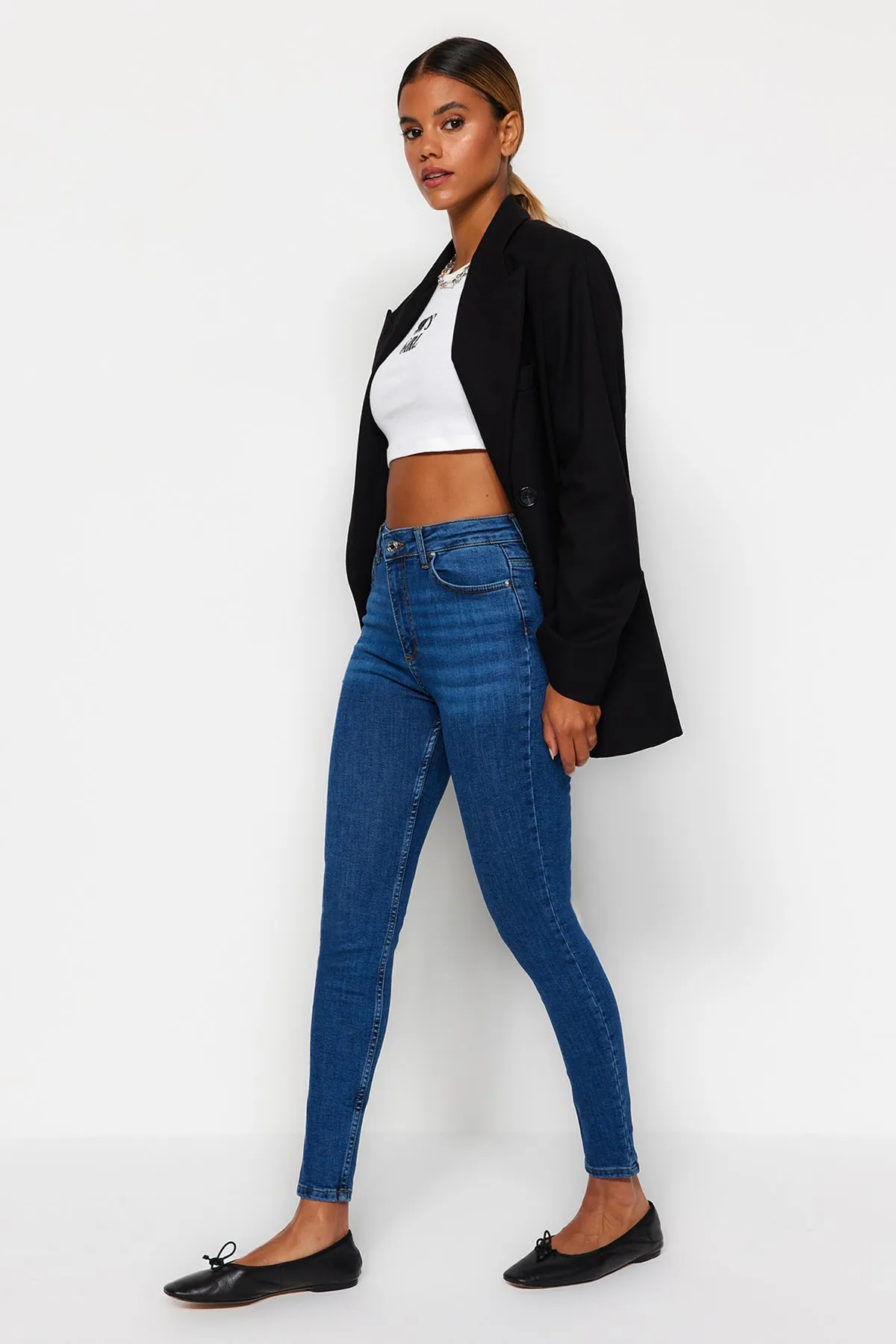 Trendyol Collection  Dunkelblaue Röhrenjeans mit normaler Taille TWOAW24JE00067