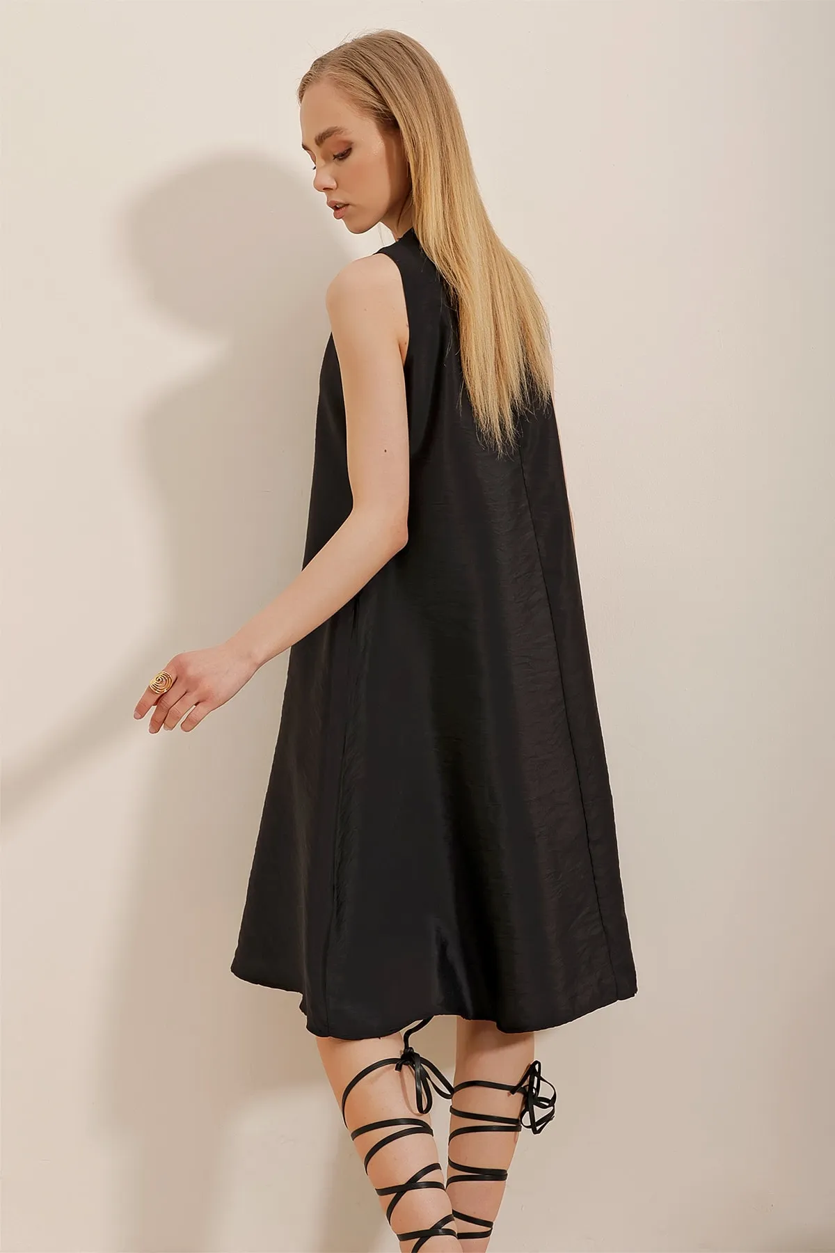 Trend Alaçatı Stili  Schwarzes Aerobin-Webkleid mit V-Ausschnitt und doppelten Taschen für Damen ALC-X10341