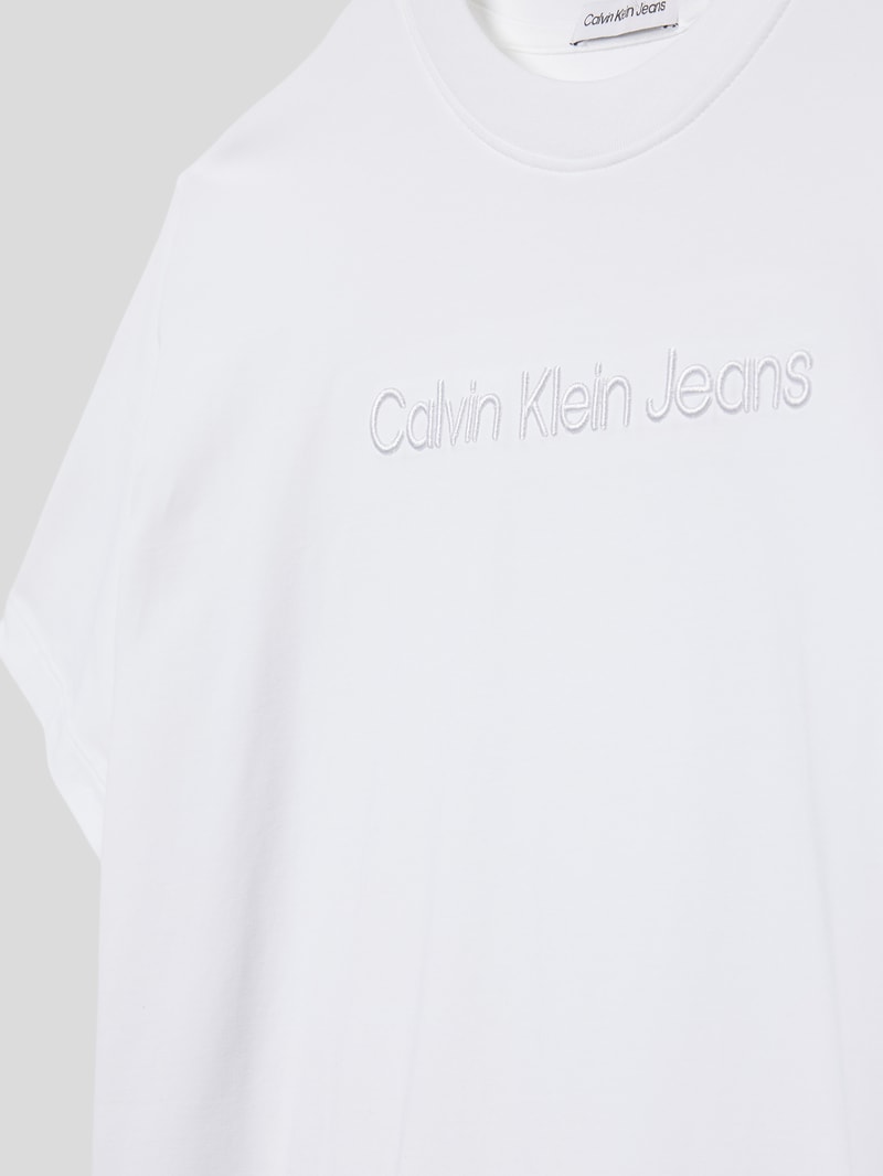 T-Shirt mit Label-Stitching Modell 'RAISED' in weiß