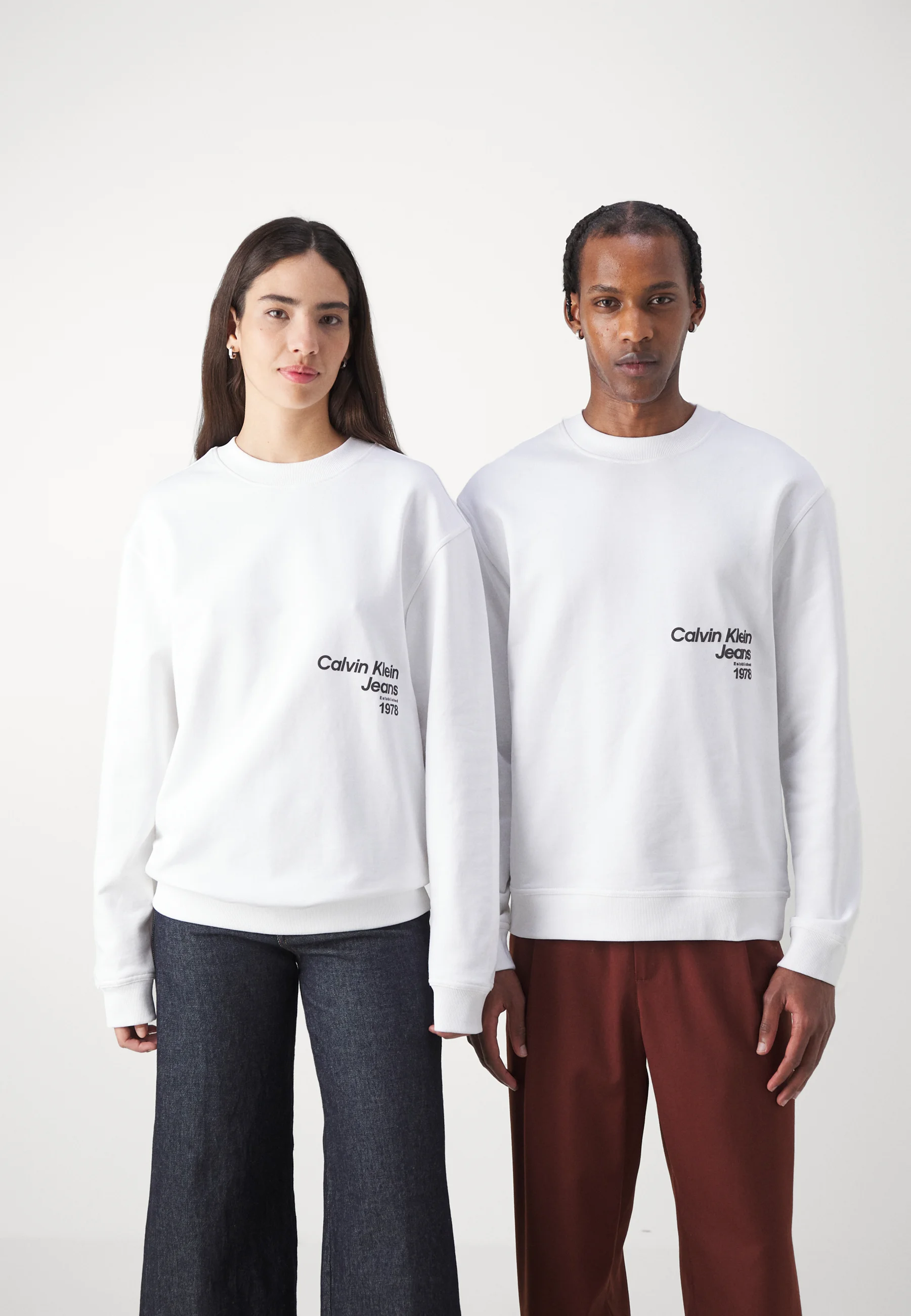 Sudadera unisex de cuello redondo con logotipo difuso de Calvin Klein Jeans