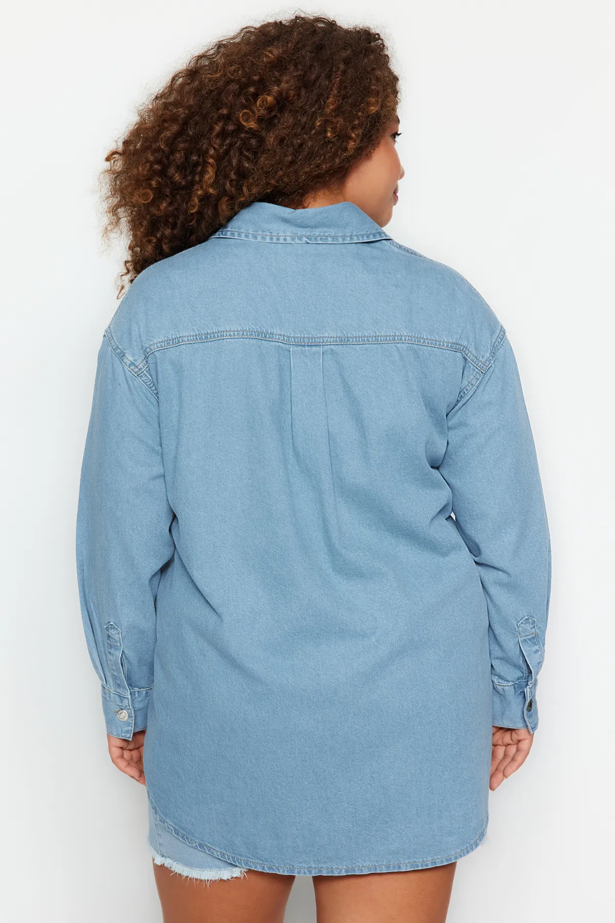 Trendyol Curve  Hellblaues Oversize-Jeanshemd TBBAW24AX00016