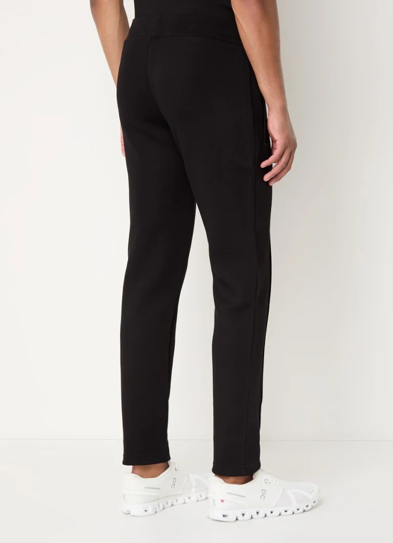 Pantaloni de trening slim fit de la Emporio Armani, cu logo și buzunare laterale.