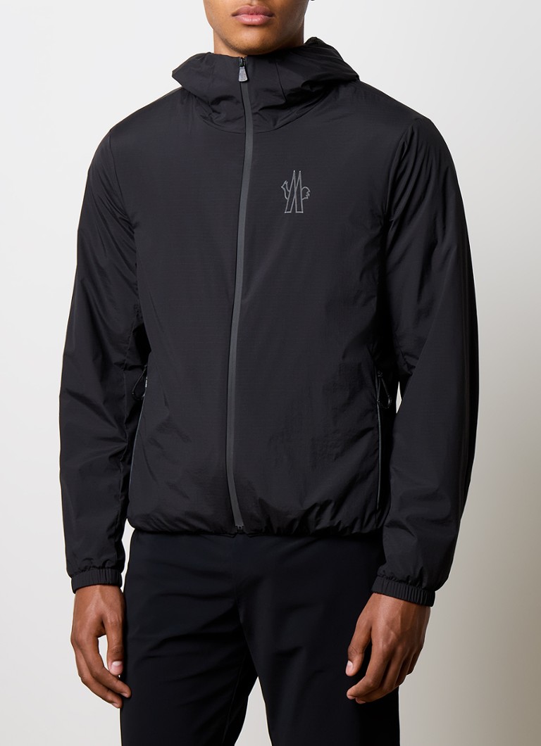 Jachetă Moncler Bissen, rezistentă la vânt, cu logo și glugă.